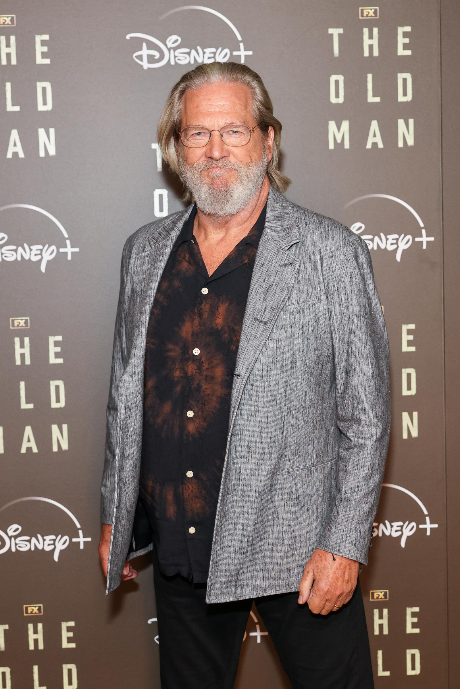 Jeff Bridges besucht eine Vorführung von "The Old Man" mit einem besonderen Gast in London, England, am 22. September 2022. | Quelle: Getty Images