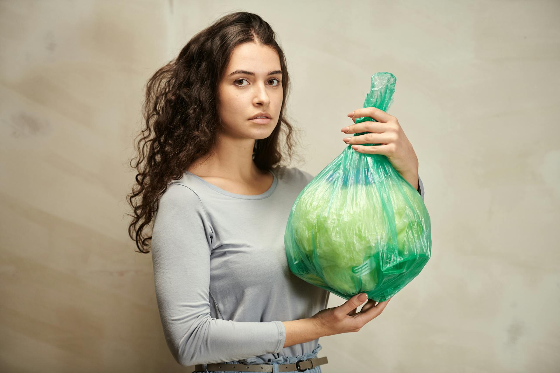 Eine unglückliche Frau, die eine Einkaufstüte hält | Quelle: Pexels