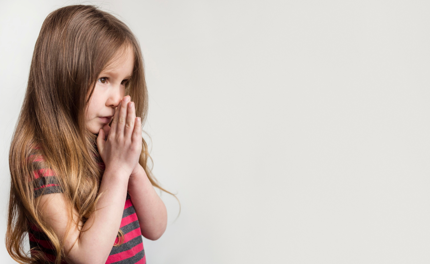 Ein nervöses kleines Mädchen, das jemanden anschaut | Quelle: Freepik