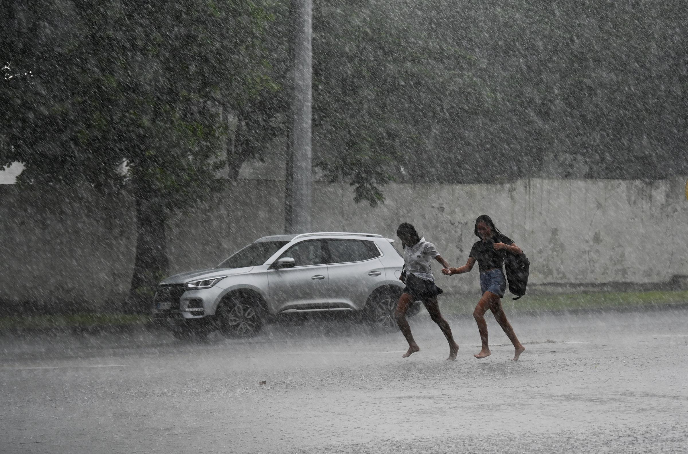 Menschen rennen in sintflutartigem Regen in Havanna, nachdem der Hurrikan Milton am 9. Oktober 2024 vorbeigezogen ist | Quelle: Getty Images