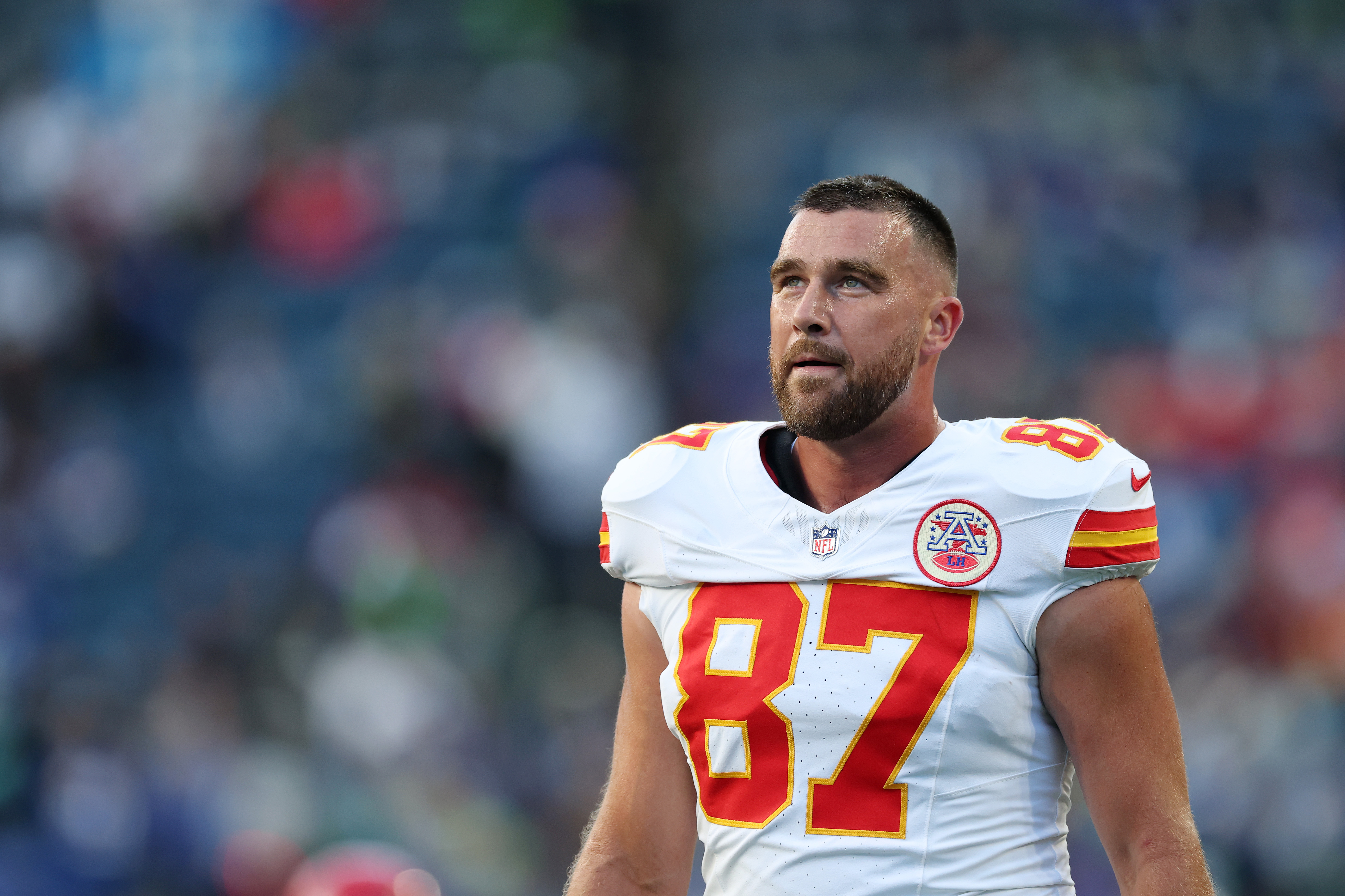 Travis Kelce betritt das Spielfeld in seinem Trikot der Kansas City Chiefs und präsentiert seinen Spieltag-Look, während der NFL-Star seiner Liste der von Fans gewählten Auszeichnungen einen weiteren Titel hinzufügt. | Quelle: Getty Images