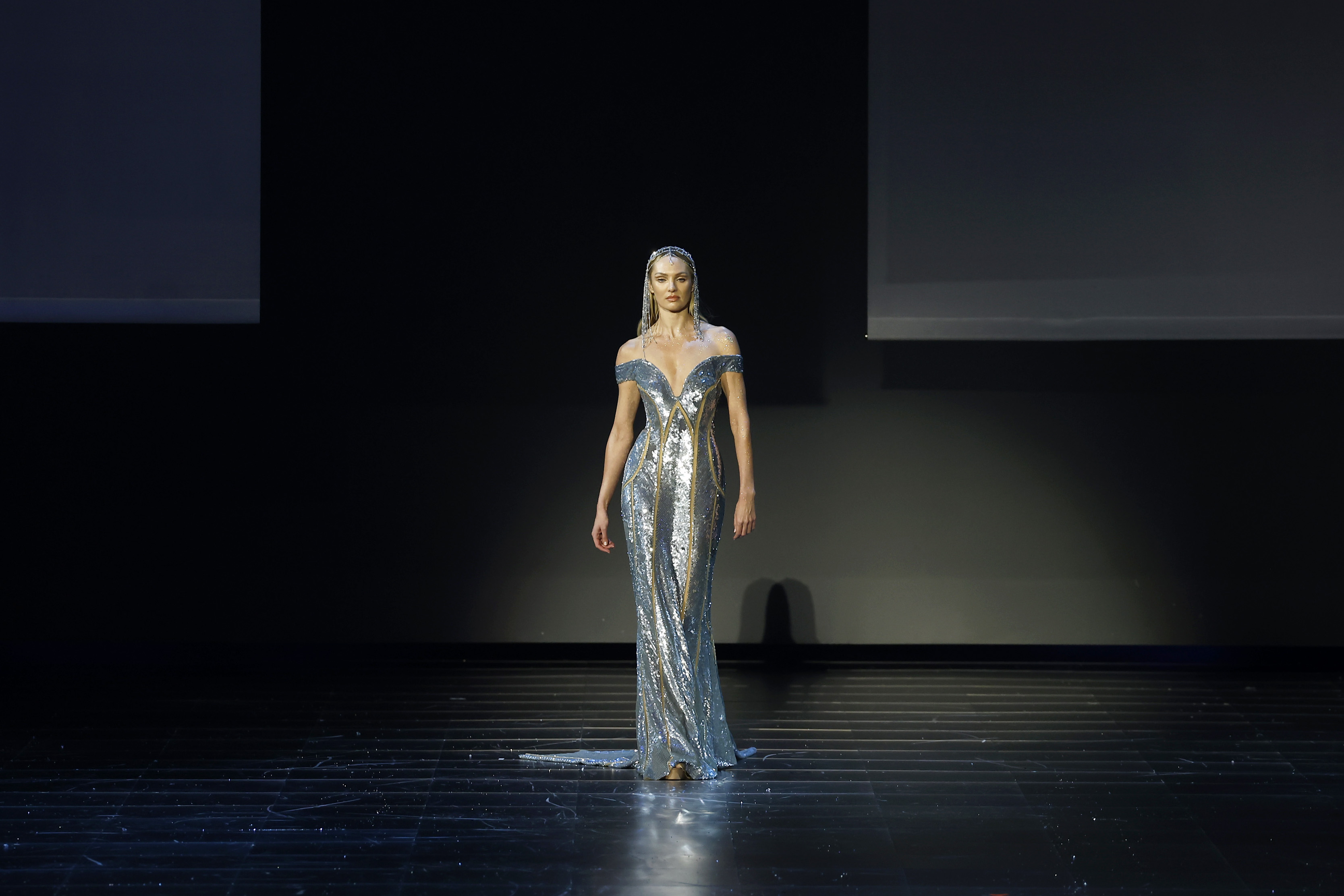 Candice Swanepoel trägt das gleiche Kleid wie Klum, als sie am 13. November 2024 in Riad, Saudi-Arabien, über den Laufsteg der Modenschau *1001 Seasons* von Elie Saab läuft. Sie sieht in dem Entwurf umwerfend aus, obwohl Klums Auftritt auf dem roten Teppich dem Kleid eine vollere, dramatischere Präsenz verleiht.
