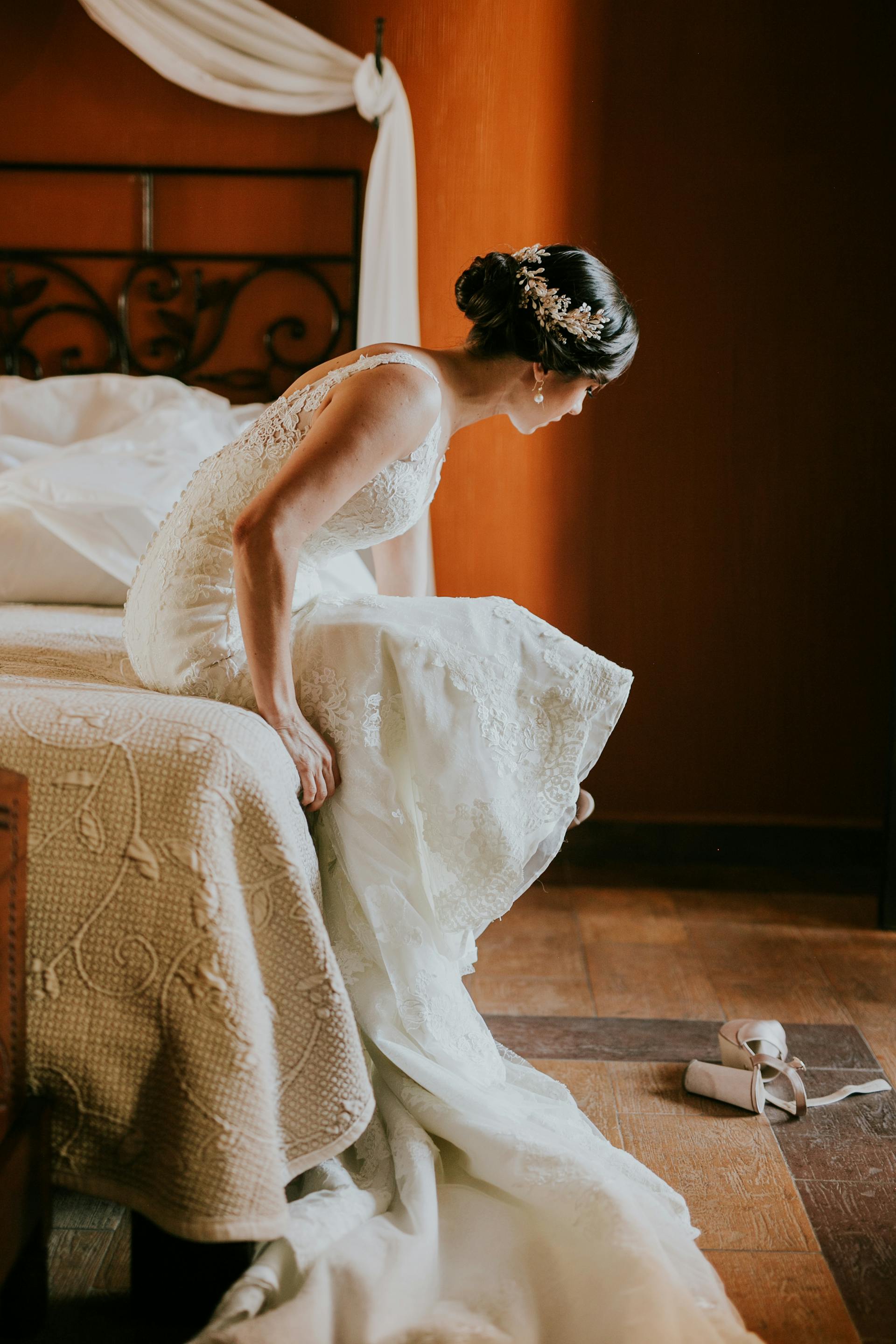 Eine Braut, die auf einem Bett sitzt | Quelle: Pexels