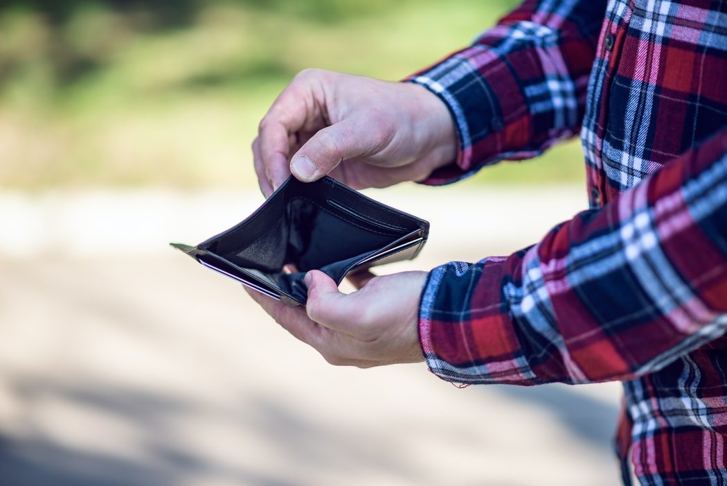 Dem Jungen geht das Geld aus | Quelle: Unsplash