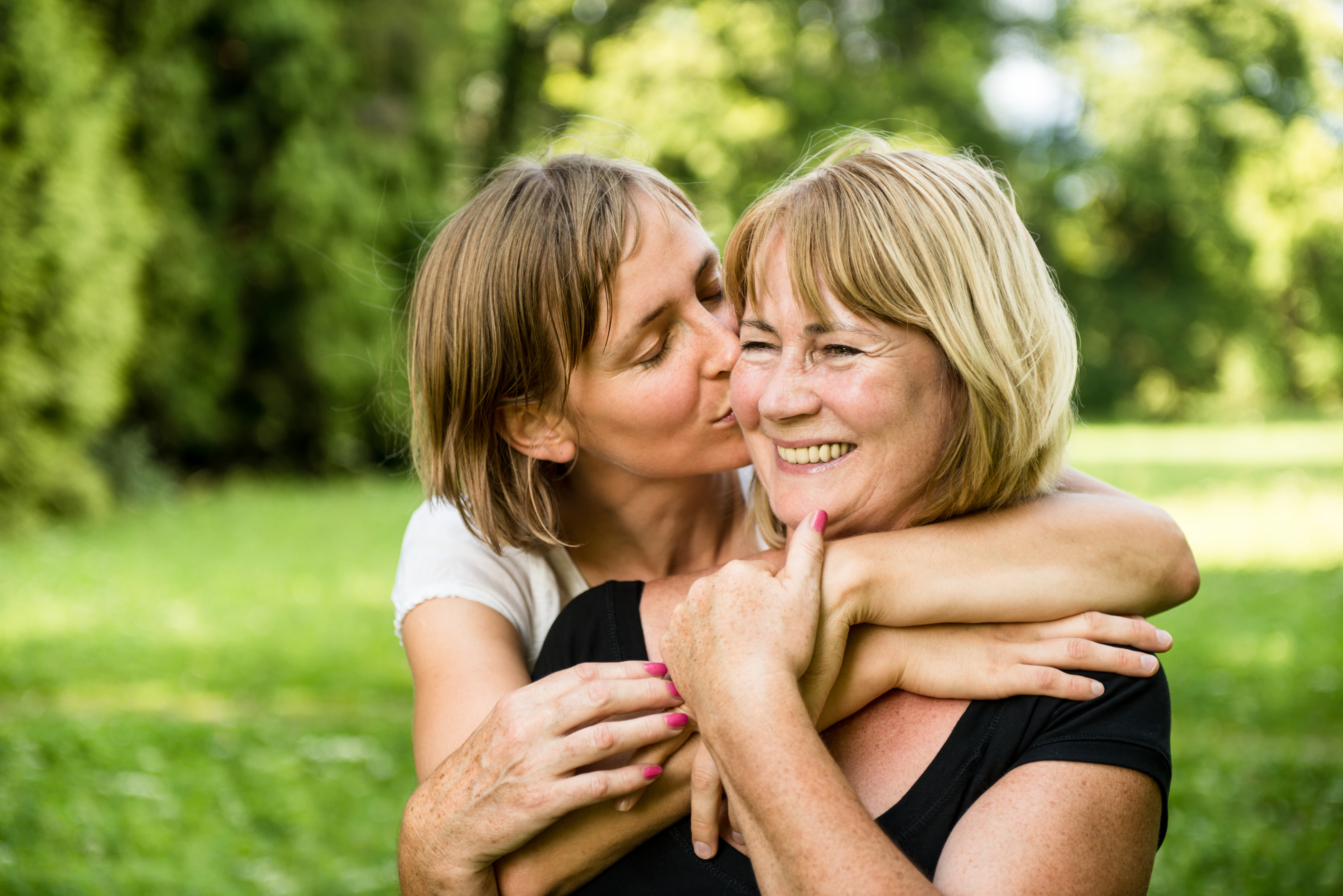 Mutter und Tochter im Gespräch | Quelle: Shutterstock