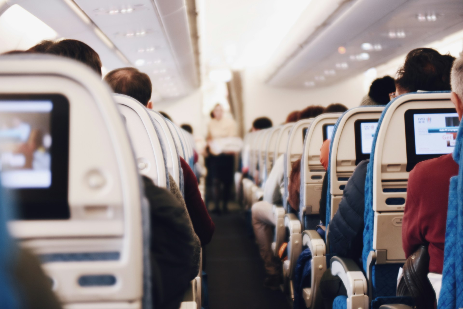 Menschen, die in einem Flugzeug sitzen | Quelle: Unsplash