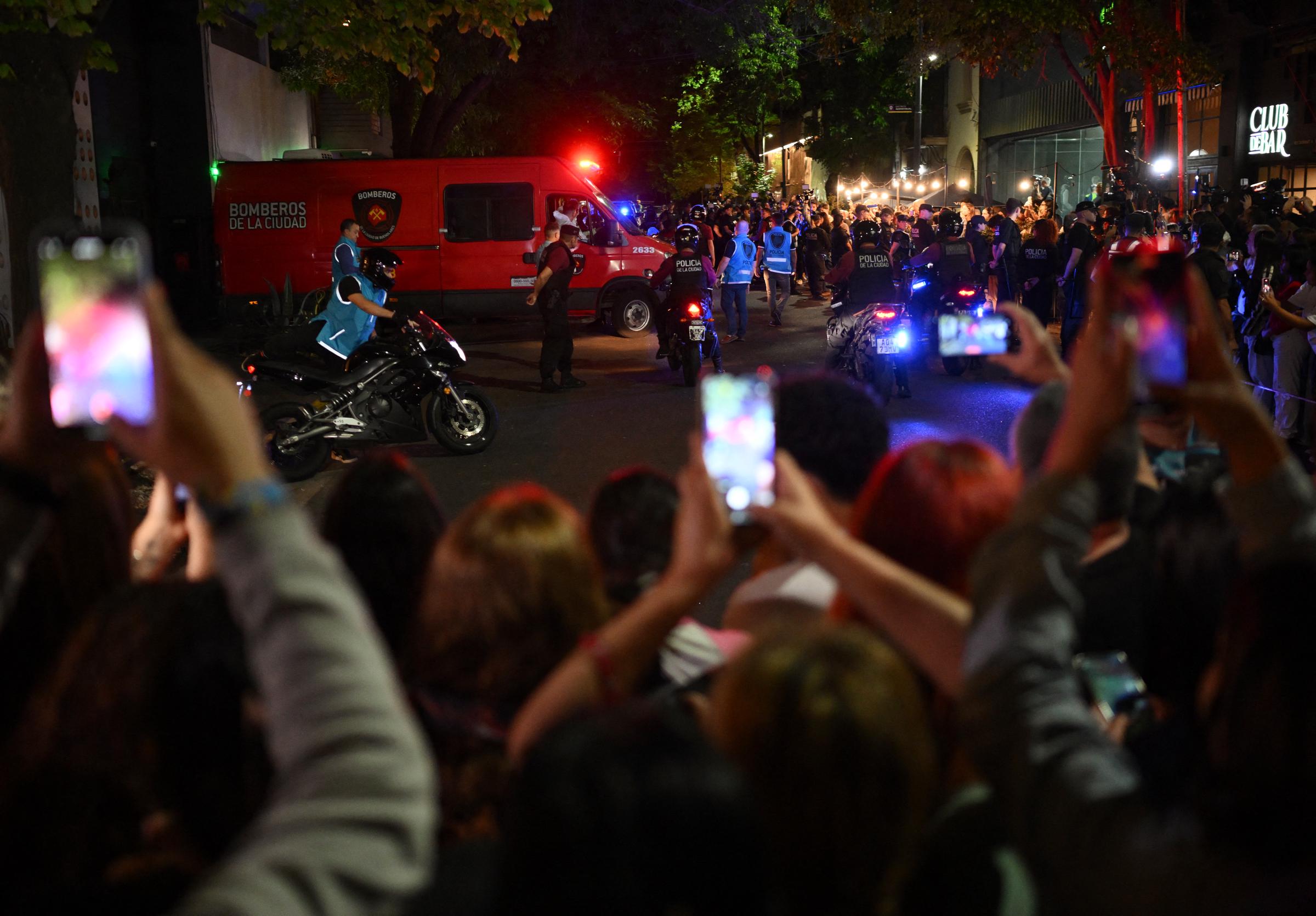 Gerichtsmediziner bringen die Leiche des britischen Sängers Liam Payne in einem Feuerwehrauto aus dem Hotel, in dem er am 16. Oktober 2024 in Buenos Aires starb | Quelle: Getty Images