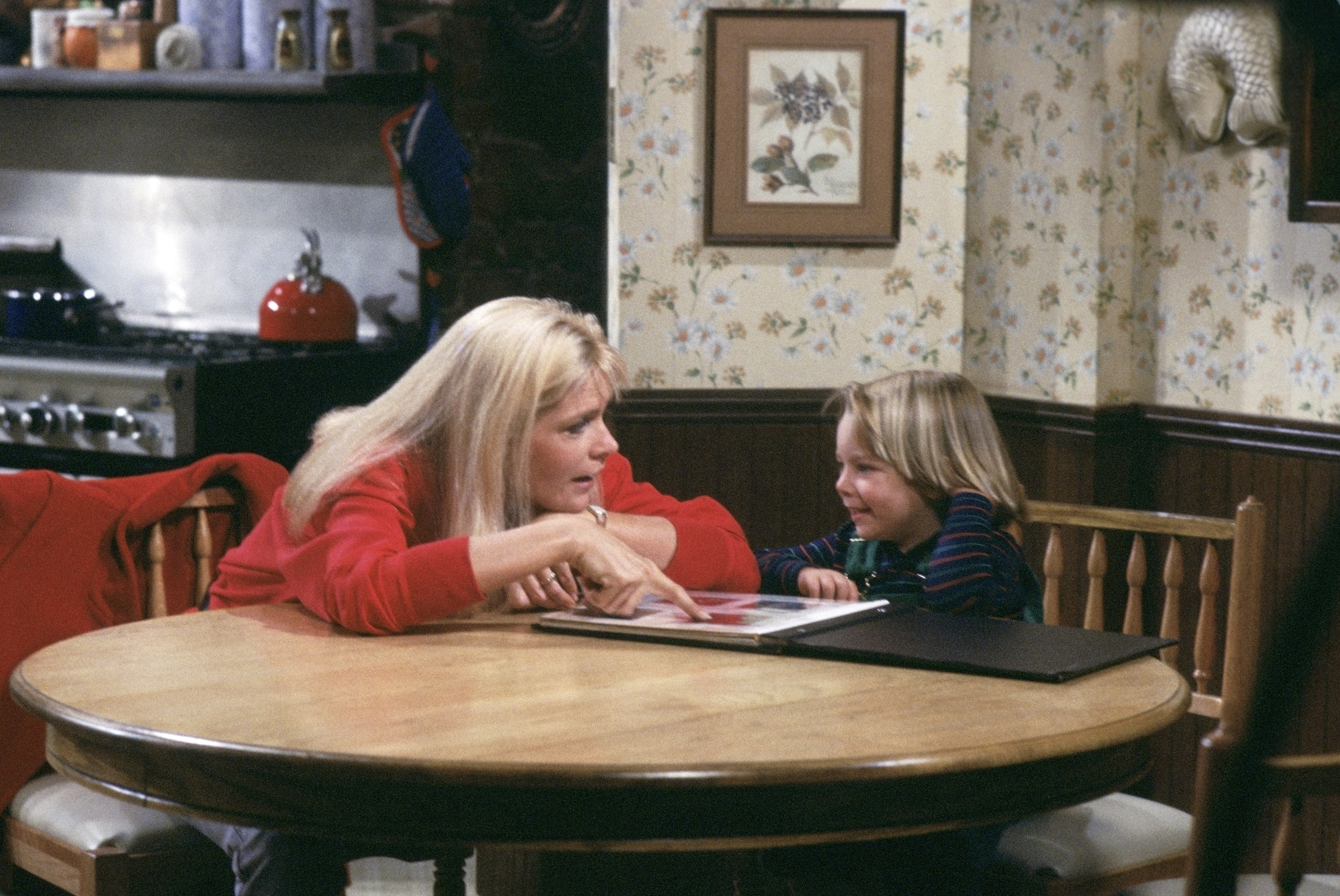 Ein undatiertes Bild von Meredith Baxter und Brian Bonsall am Set von "Family Ties" | Quelle: Getty Images