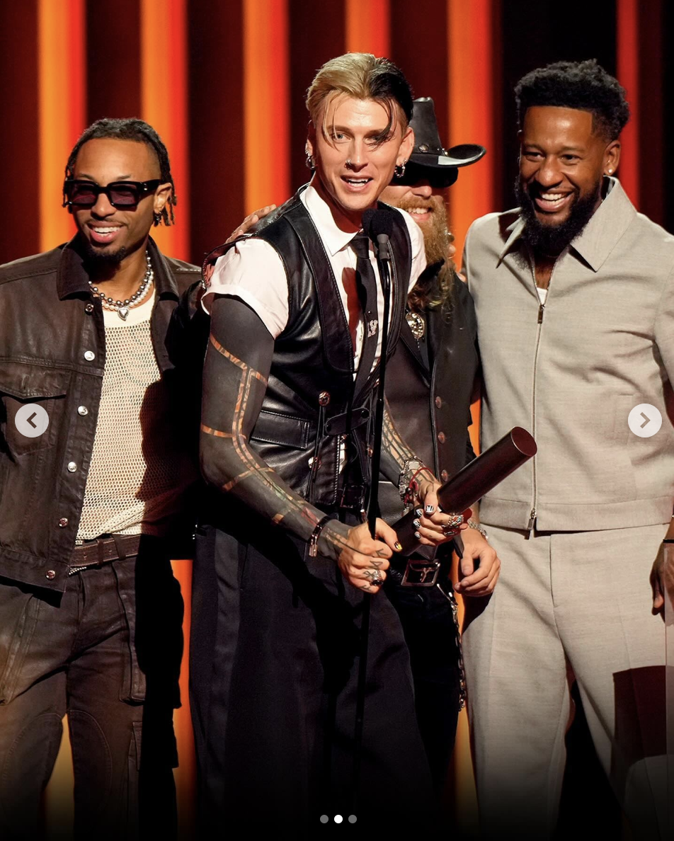 Machine Gun Kelly auf der Bühne bei den People's Choice Country Awards 2024 | Quelle: Instagram/peopleschoice