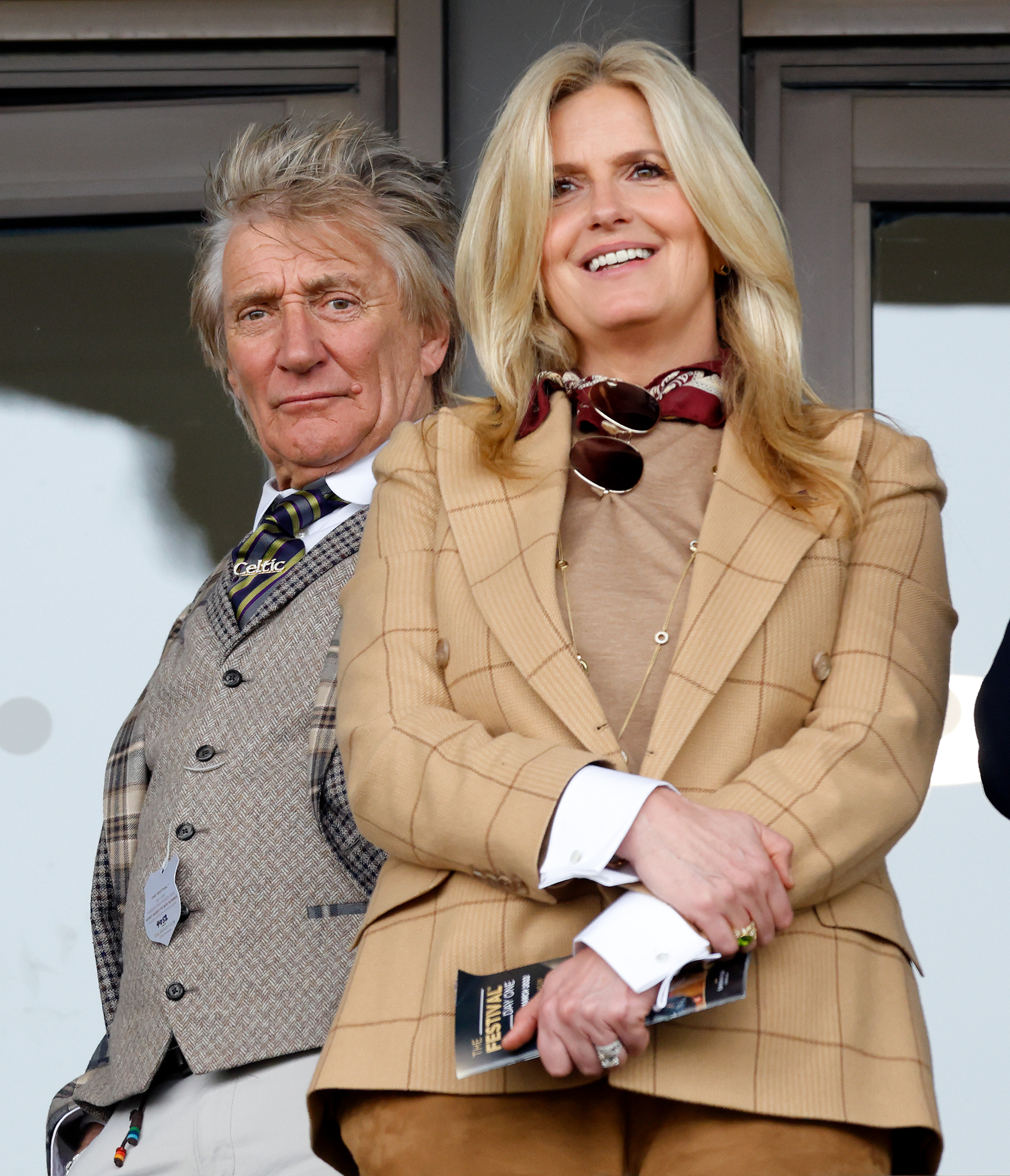 Rod Stewart und Penny Lancaster auf dem Cheltenham Racecourse am 15. März 2022 Quelle: Getty Images