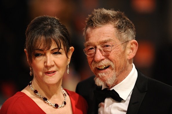 John Hurt und seine Frau Anwen bei der Ankunft zur Verleihung der Orange British Academy Film Awards 2012 im Royal Opera House, Bow Street, London | Quelle: Getty Images