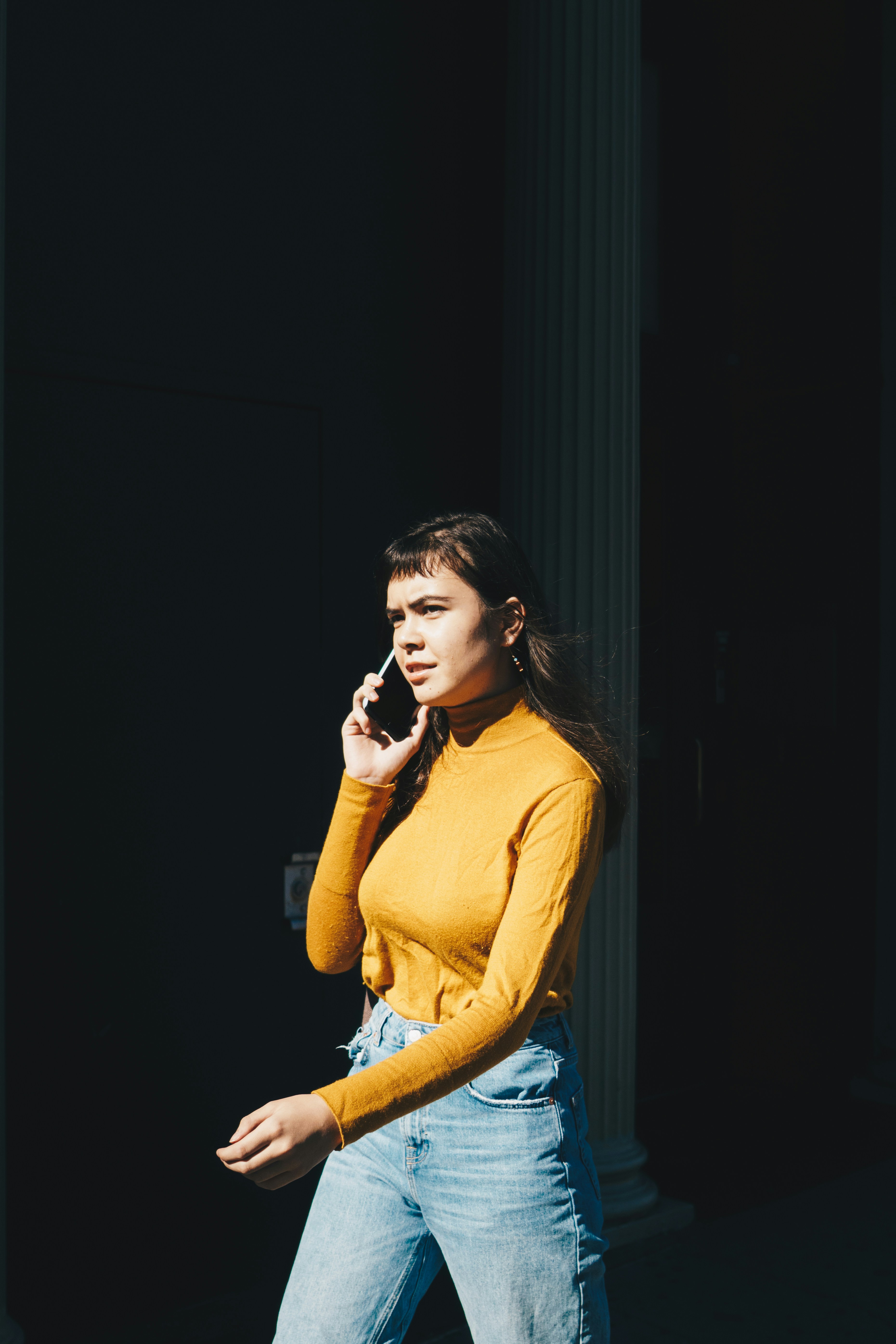 Eine Frau, die mit ihrem Telefon spricht | Quelle: Unsplash