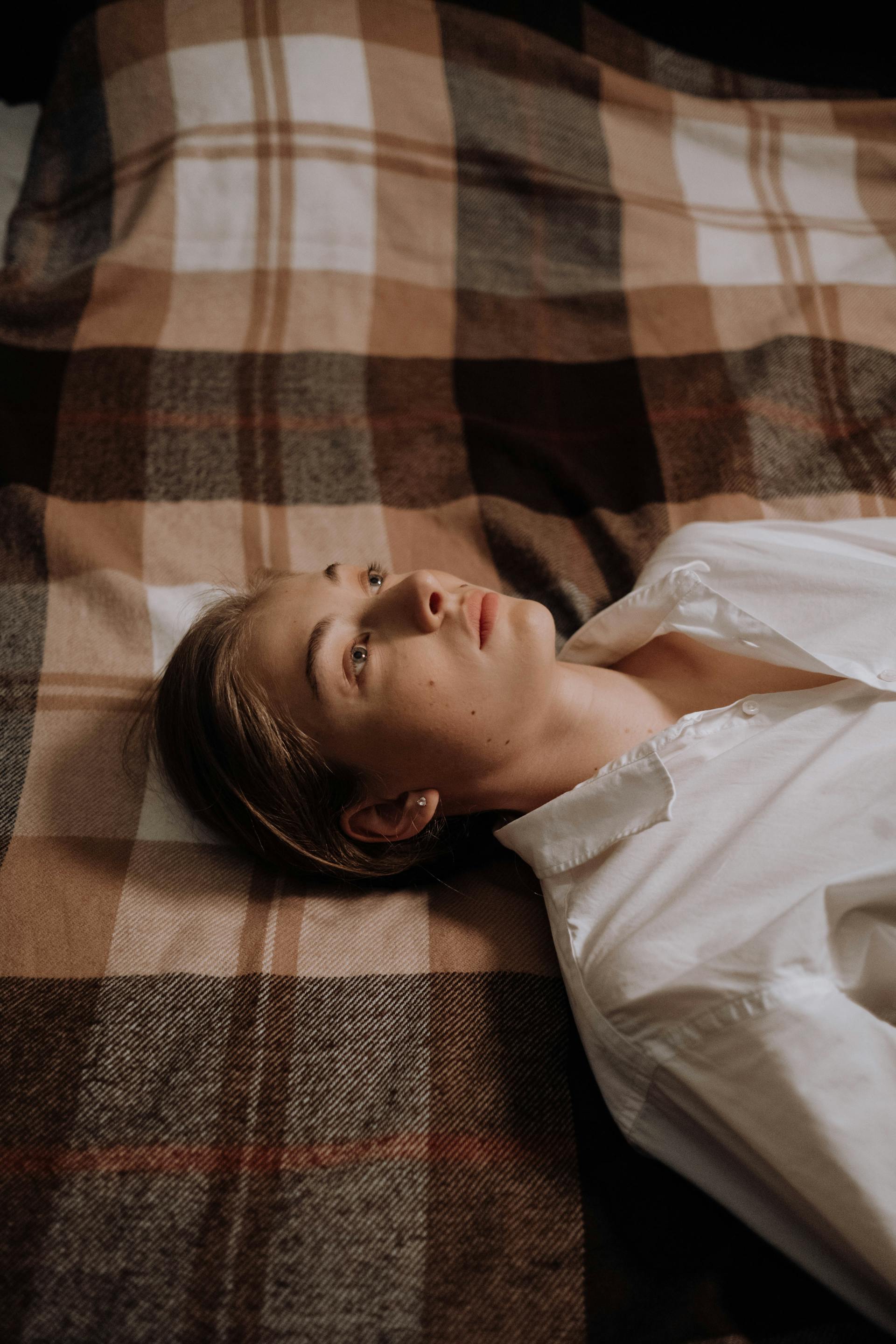 Eine Frau liegt wach in ihrem Bett | Quelle: Pexels