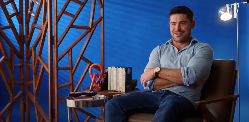 Zac Efron während eines Interviews, in dem er seine alten Filme noch einmal ansieht, am 2. Juli 2024 | Quelle: YouTube/Vanity Fair