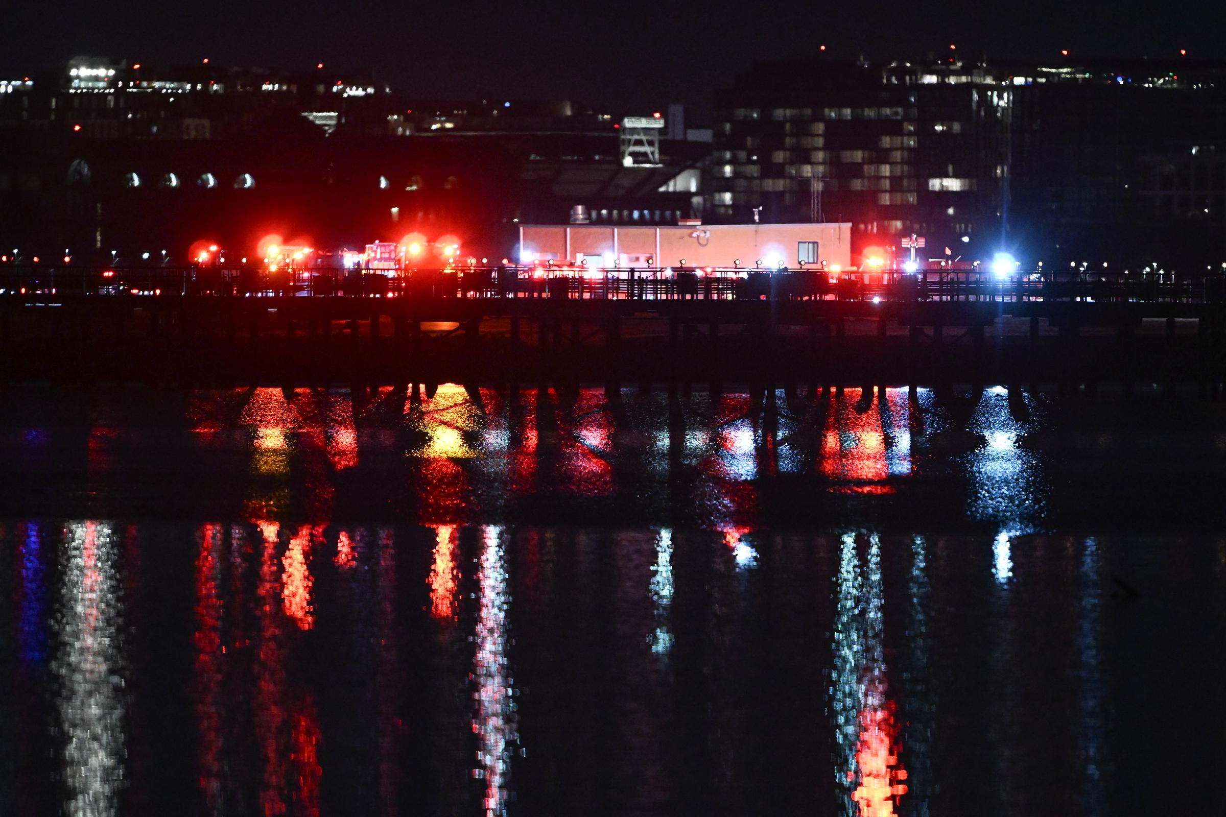 Ein Blick auf die Szene, nachdem ein Regionalflugzeug in der Luft mit einem Militärhubschrauber zusammengestoßen und in den Potomac River in Washington, D.C., gestürzt ist, am 30. Januar 2025. | Quelle: Getty Images