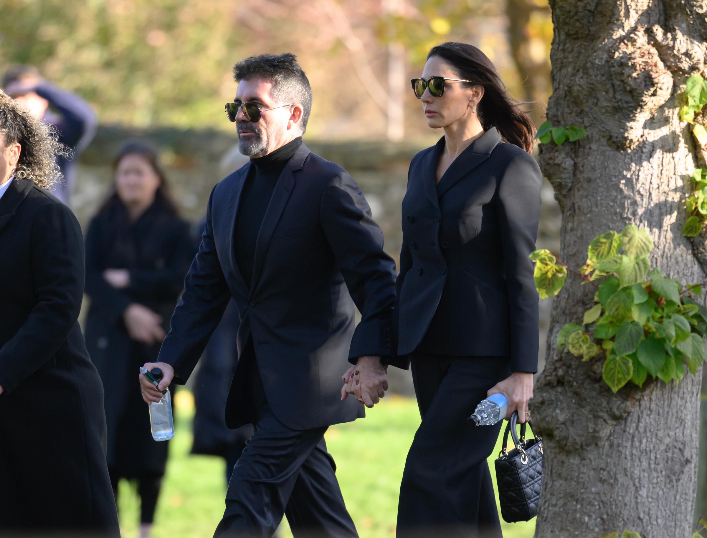 Simon Cowell und Lauren Silverman bei der Beerdigung von Liam Payne in der St. Mary's Church in Amersham am 20. November 2024 | Quelle: Getty Images