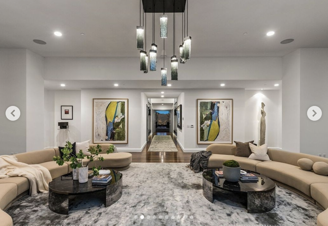 Das Wohnzimmer in Rihannas Penthouse in Century City, veröffentlicht im März 2024 | Quelle: instagram/robbreportrealestate