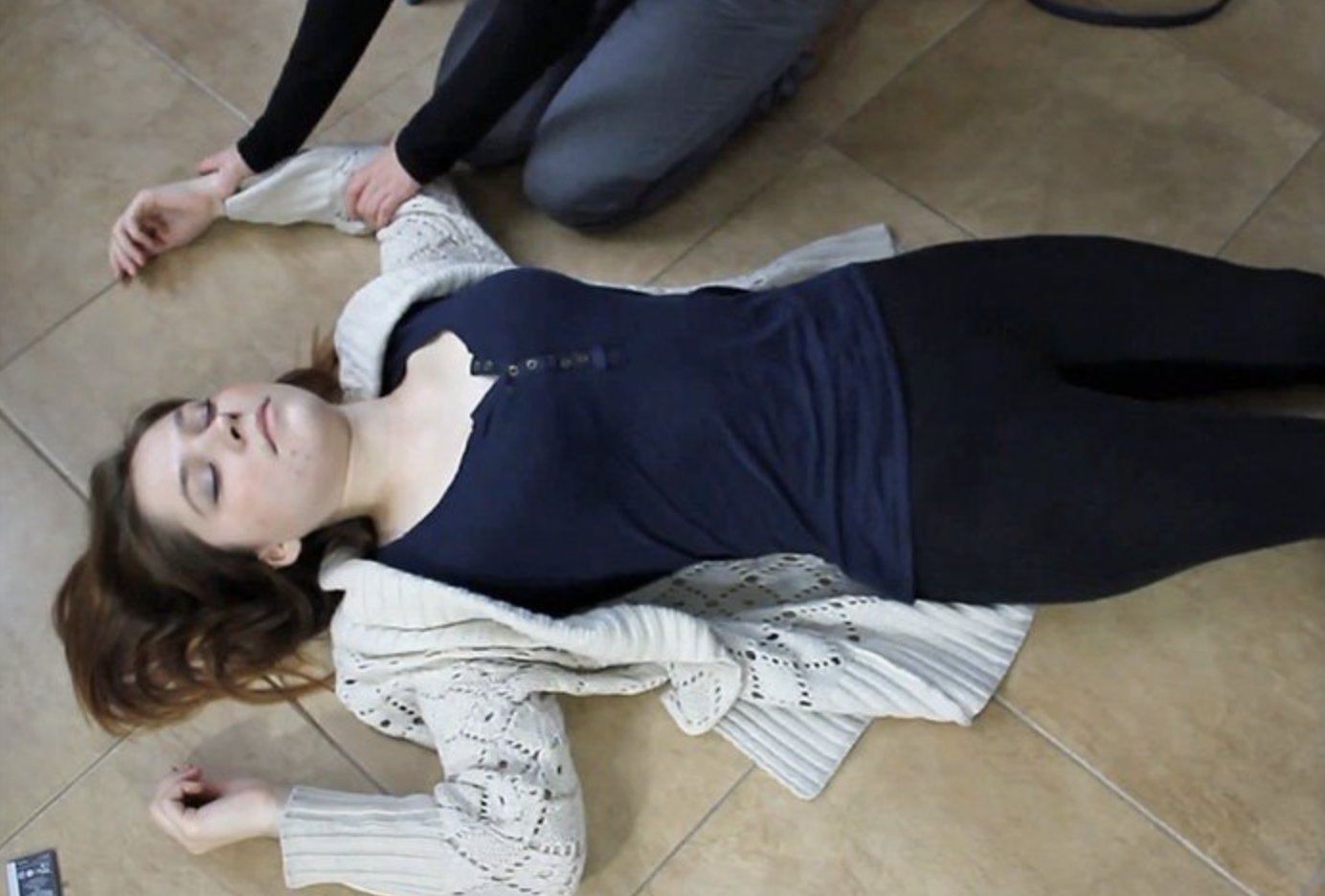 Bewusstlose Frau auf dem Boden | Quelle: Shutterstock