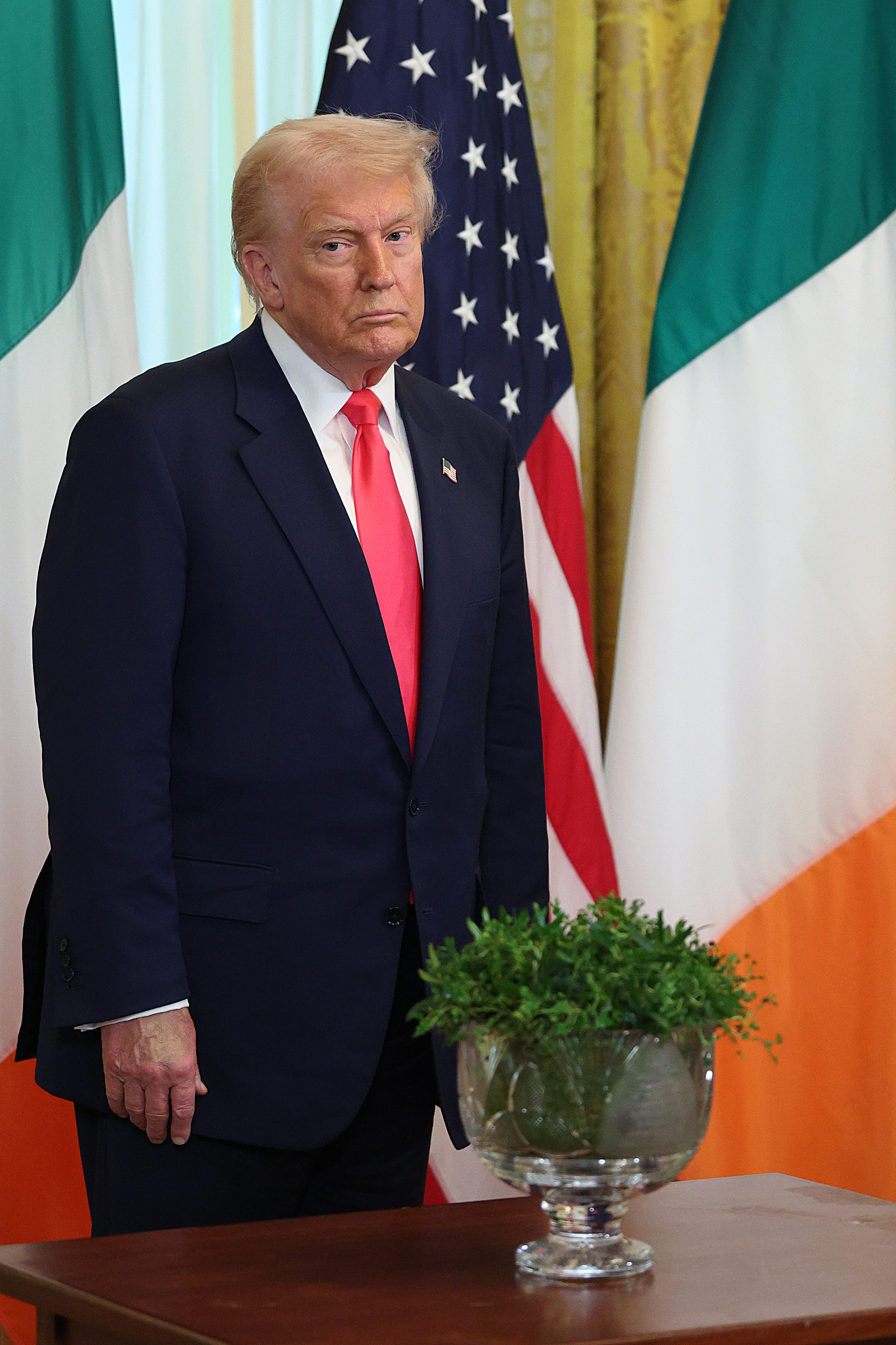 US-Präsident Donald Trump trifft sich mit dem irischen Taoiseach Micheál Martin und seiner Frau Mary O'Shea während einer St. Patrick's Day-Veranstaltung im East Room des Weißen Hauses am 12. März 2025 in Washington, D.C. | Quelle: Getty Images