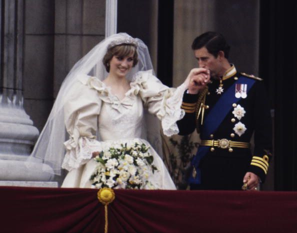 Prinzessin Diana und Prinz Charles auf dem Balkon des Buckingham Palace an ihrem Hochzeitstag am 29. Juli 1981 | Quelle: Getty Images