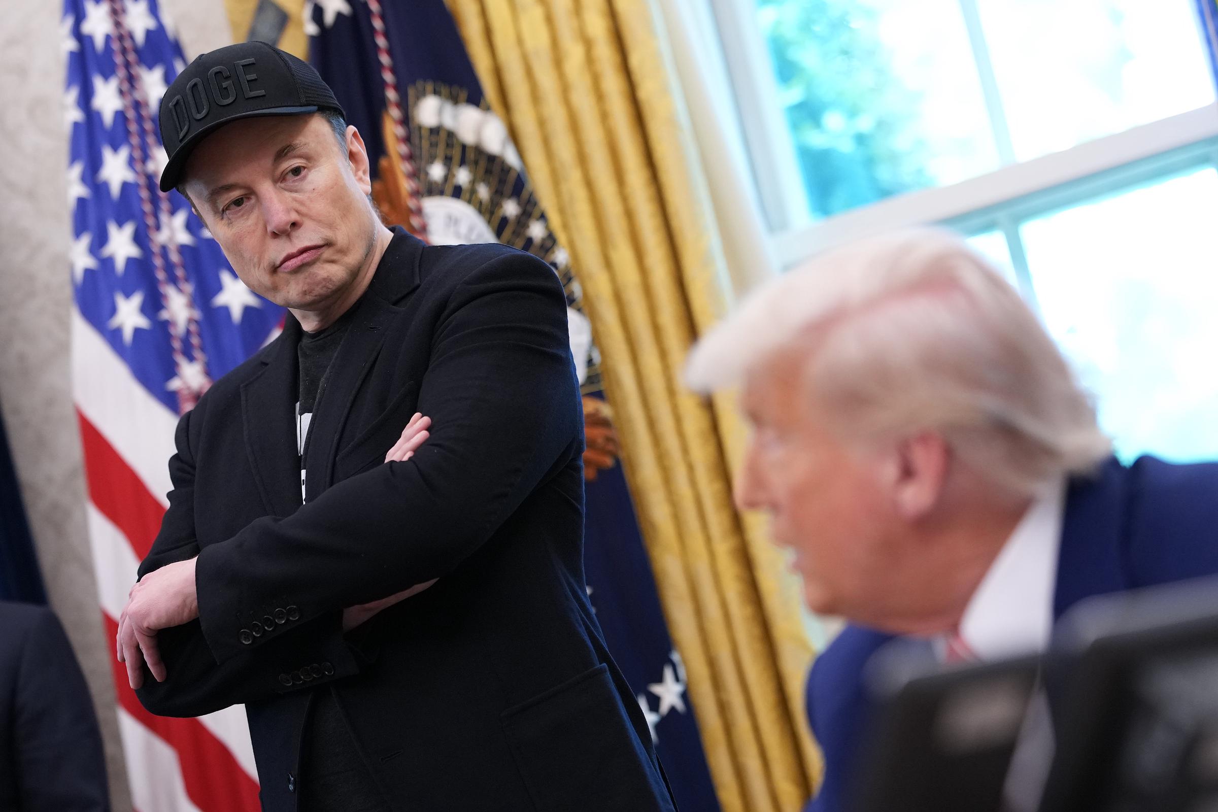 Während die Spekulationen im Umlauf waren, verhielt sich Musk entspannt und lächelte gelegentlich, als Trump zur Presse sprach.
