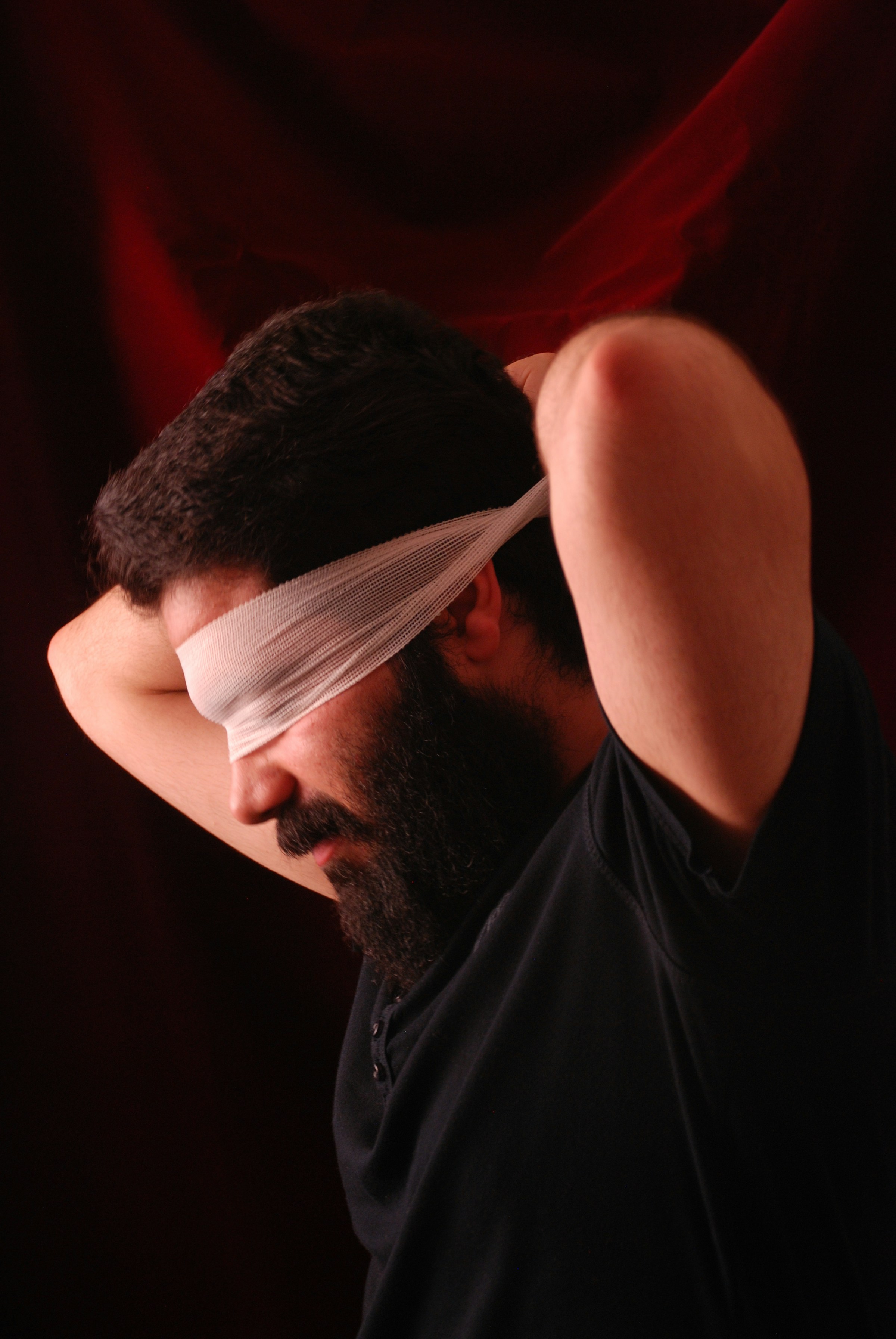 Mann mit einer Augenbinde | Quelle: Unsplash