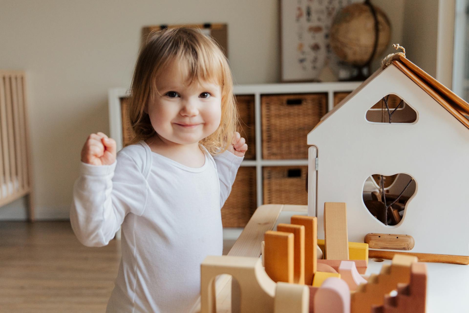 Ein kleines Mädchen spielt mit ihren Spielsachen | Quelle: Pexels