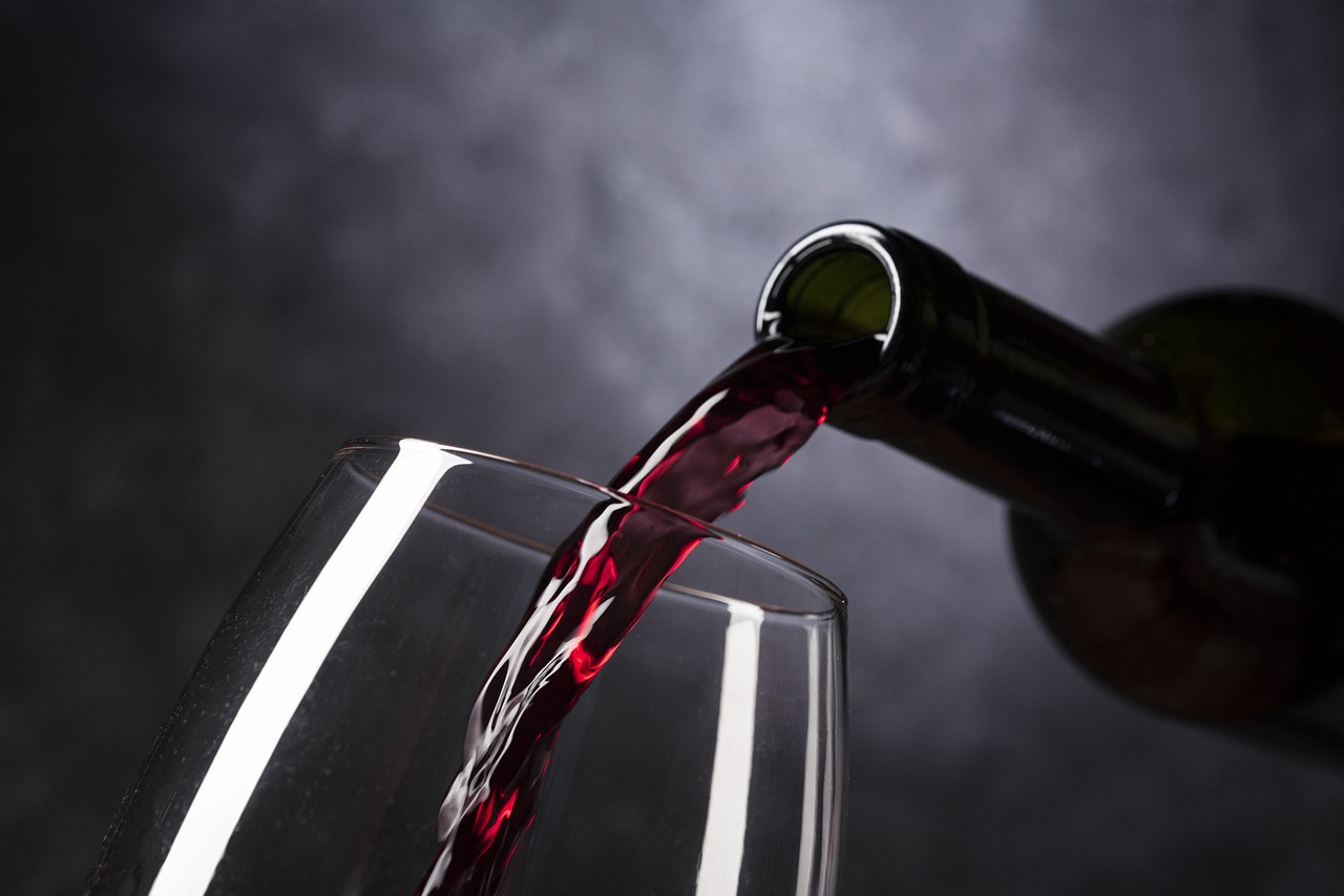Rotwein wird eingeschenkt | Quelle: Pixabay