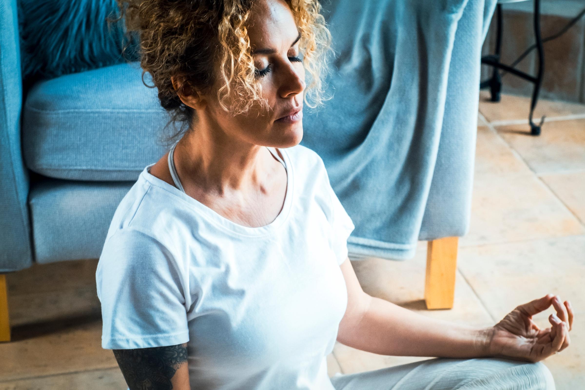 Frau beim Yoga | Quelle: Shutterstock