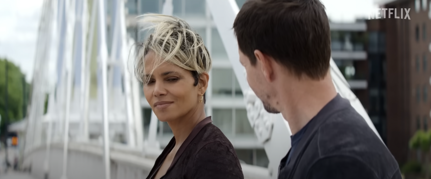 Halle Berry und Mark Wahlberg. | Quelle: YouTube/Netflix