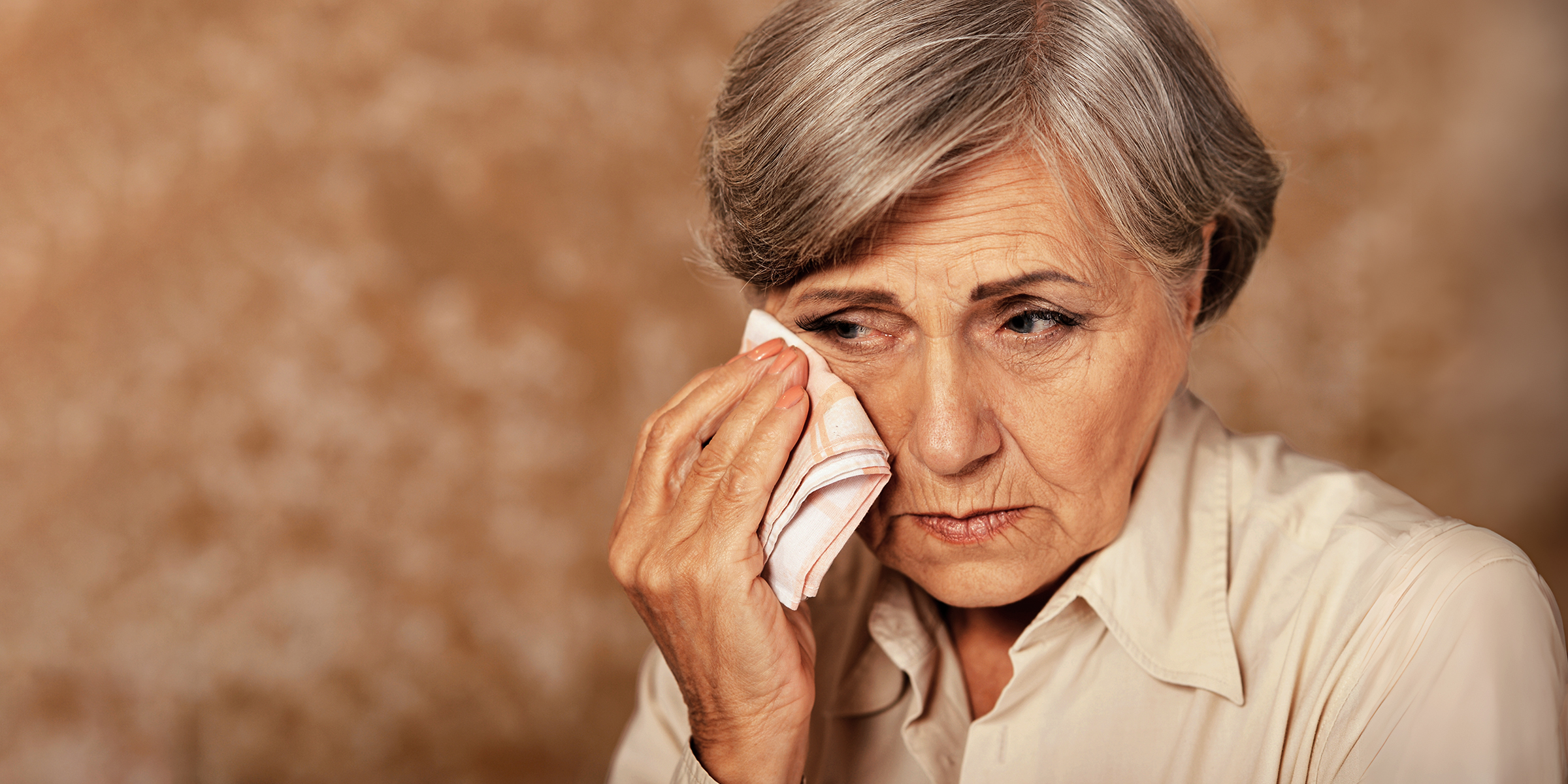 Eine wütende Frau weint | Quelle: Shutterstock