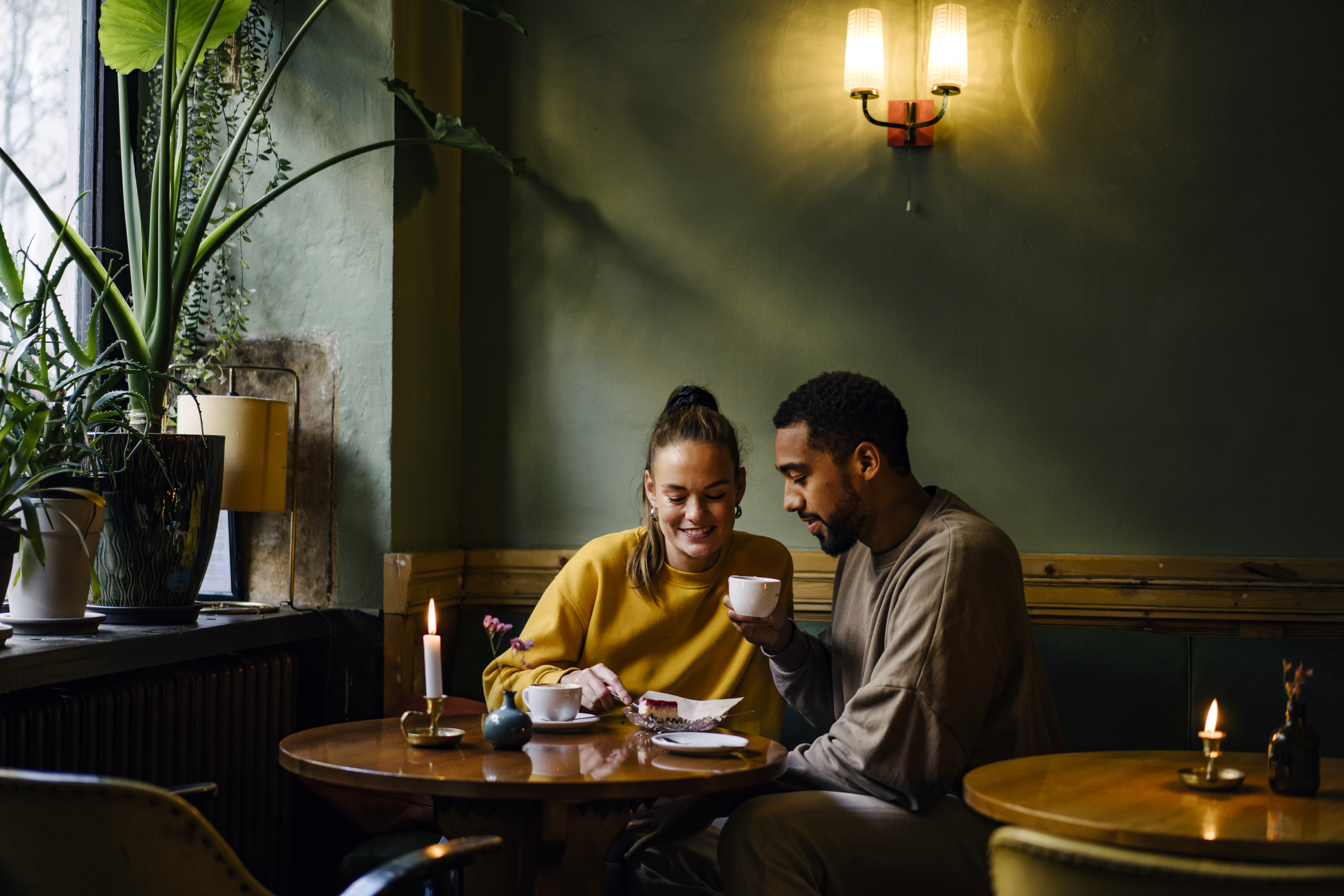 Ein Paar teilt sich ein Dessert in einem Café | Quelle: Shutterstock