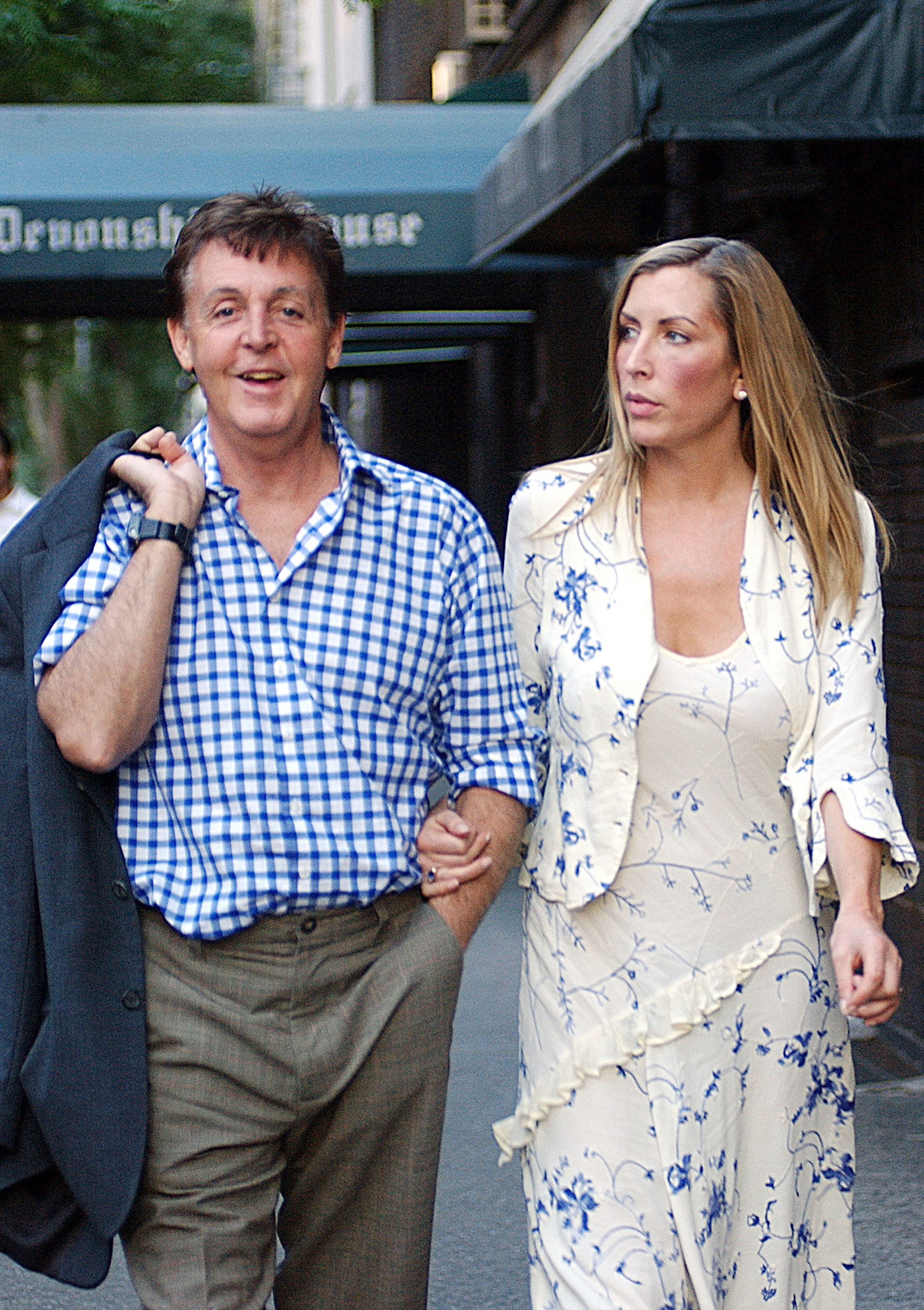 Paul McCartney und Heather Mills am 10. Juli 2002 im East Village in New York City | Quelle: Getty Images