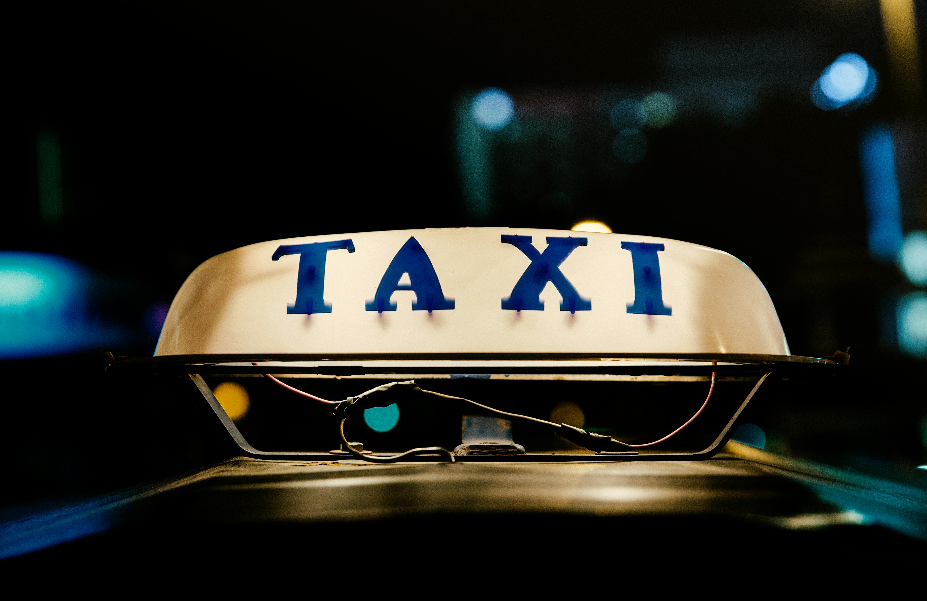 Ein Taxilicht auf dem Dach des Autos | Quelle: Pexels
