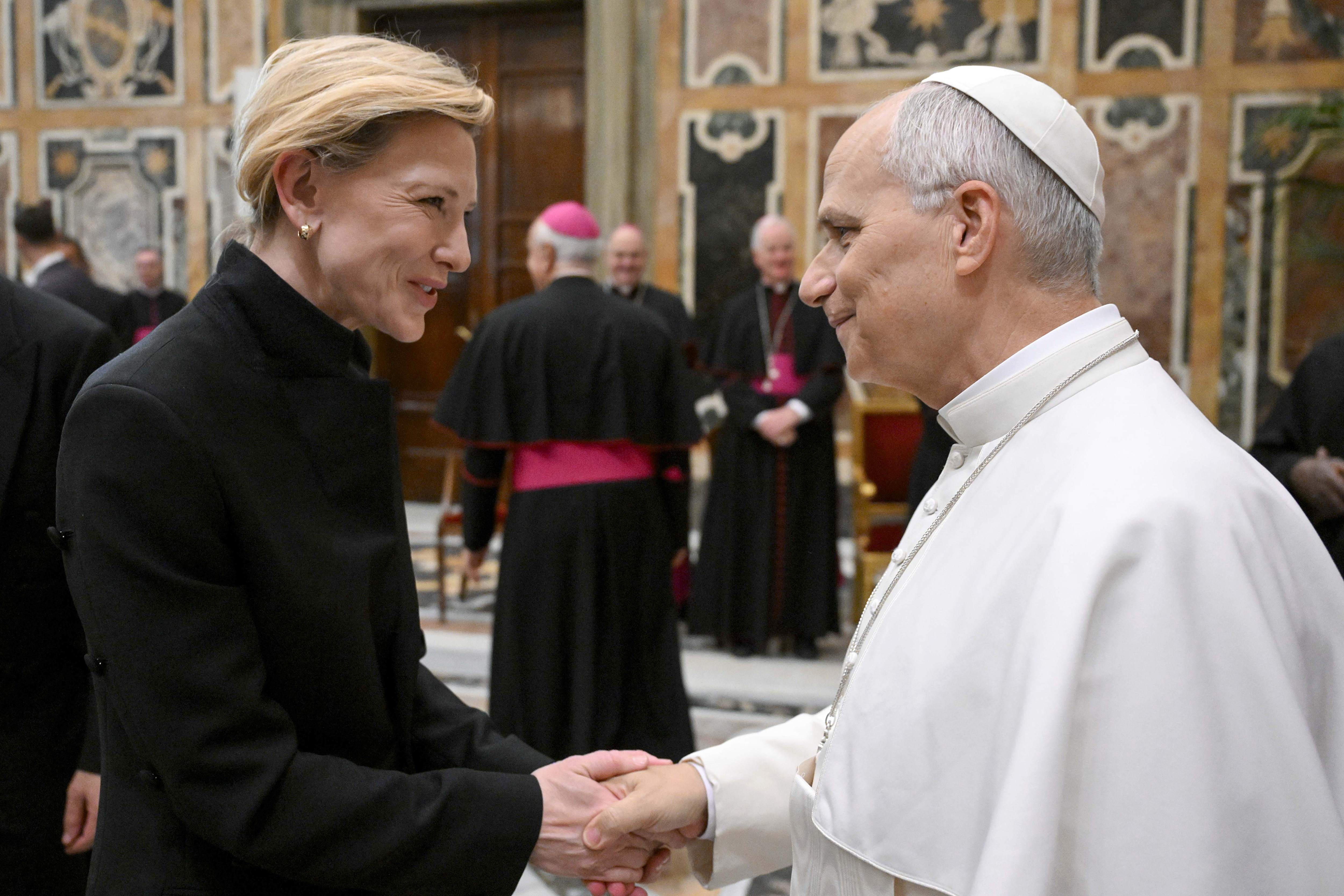 Papst Leo XIV. begrüßt Cate Blanchett während einer Audienz mit der Filmindustrie in der Sala Clementina des Apostolischen Palastes am 15. November 2025 in Vatikanstadt, Vatikan. | Quelle: Getty Images