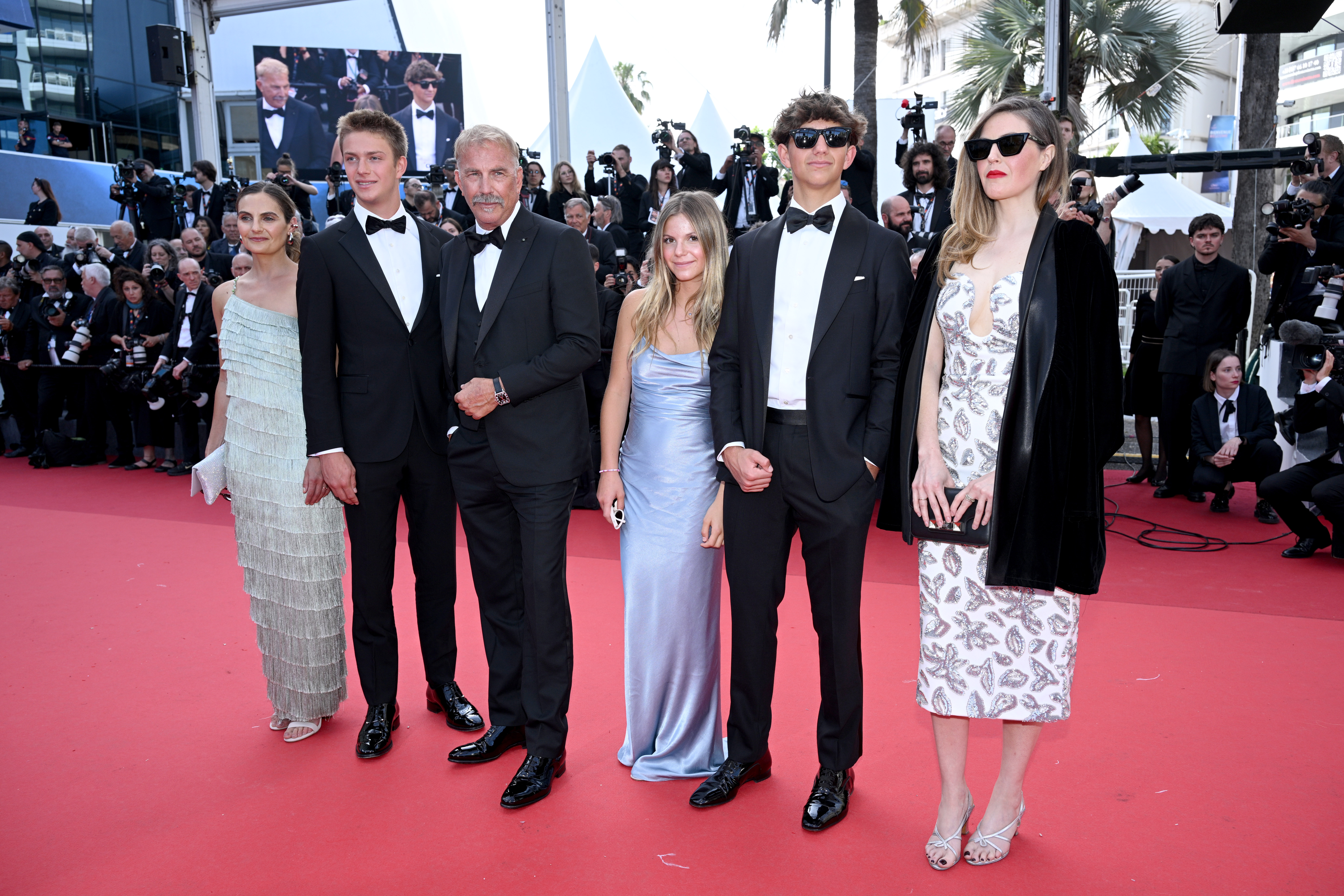 Kevin Costner mit seinen Kindern Annie, Cayden, Grace, Hayes und Lily bei den Filmfestspielen in Cannes 2024 | Quelle: Getty Images