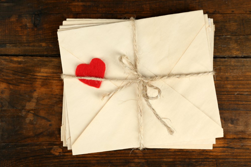 Ein Stapel von Liebesbriefen auf einem hölzernen Hintergrund. | Quelle: Shutterstock