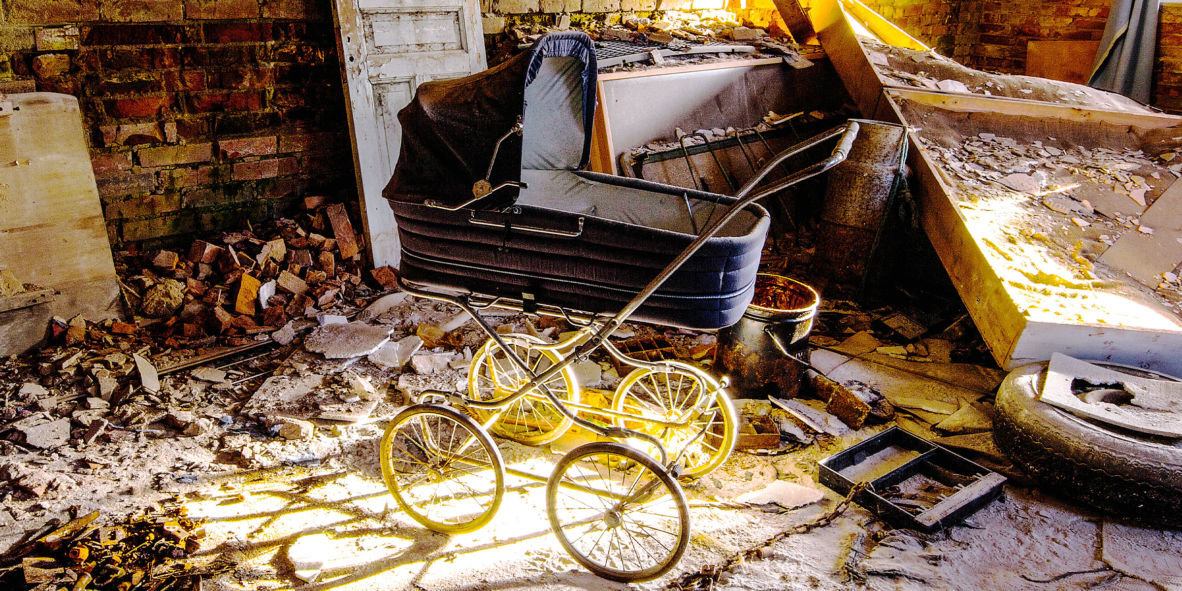 Ein verlassener Kinderwagen in der Nähe eines Trümmerhaufens | Quelle: Flickr
