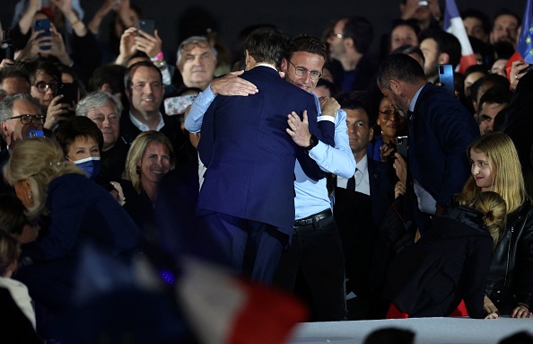 Emmanuel Macron feiert seinen Wahlsieg mit Bruder Laurent, April 2022 | Quelle: Getty Images