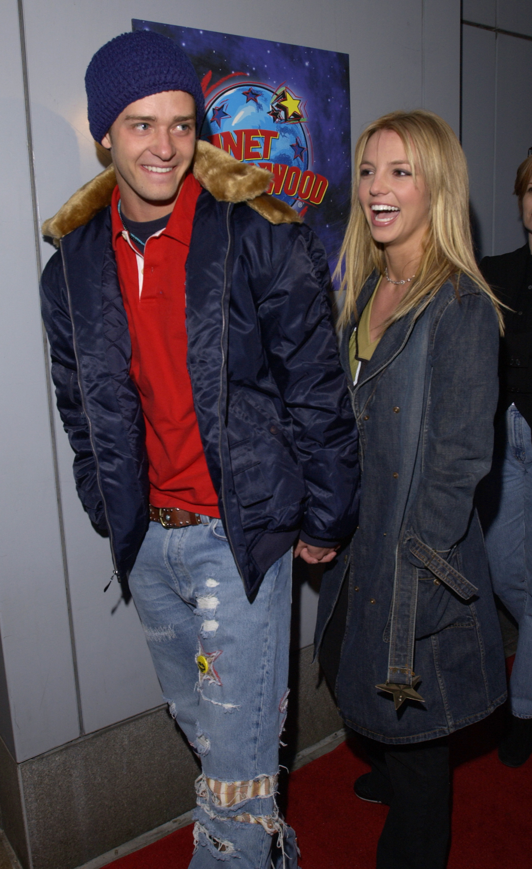 Justin Timberlake und ein berühmter Sänger bei der Super Bowl Fundraiser-Veranstaltung in New York City im Jahr 2002 | Quelle: Getty Images
