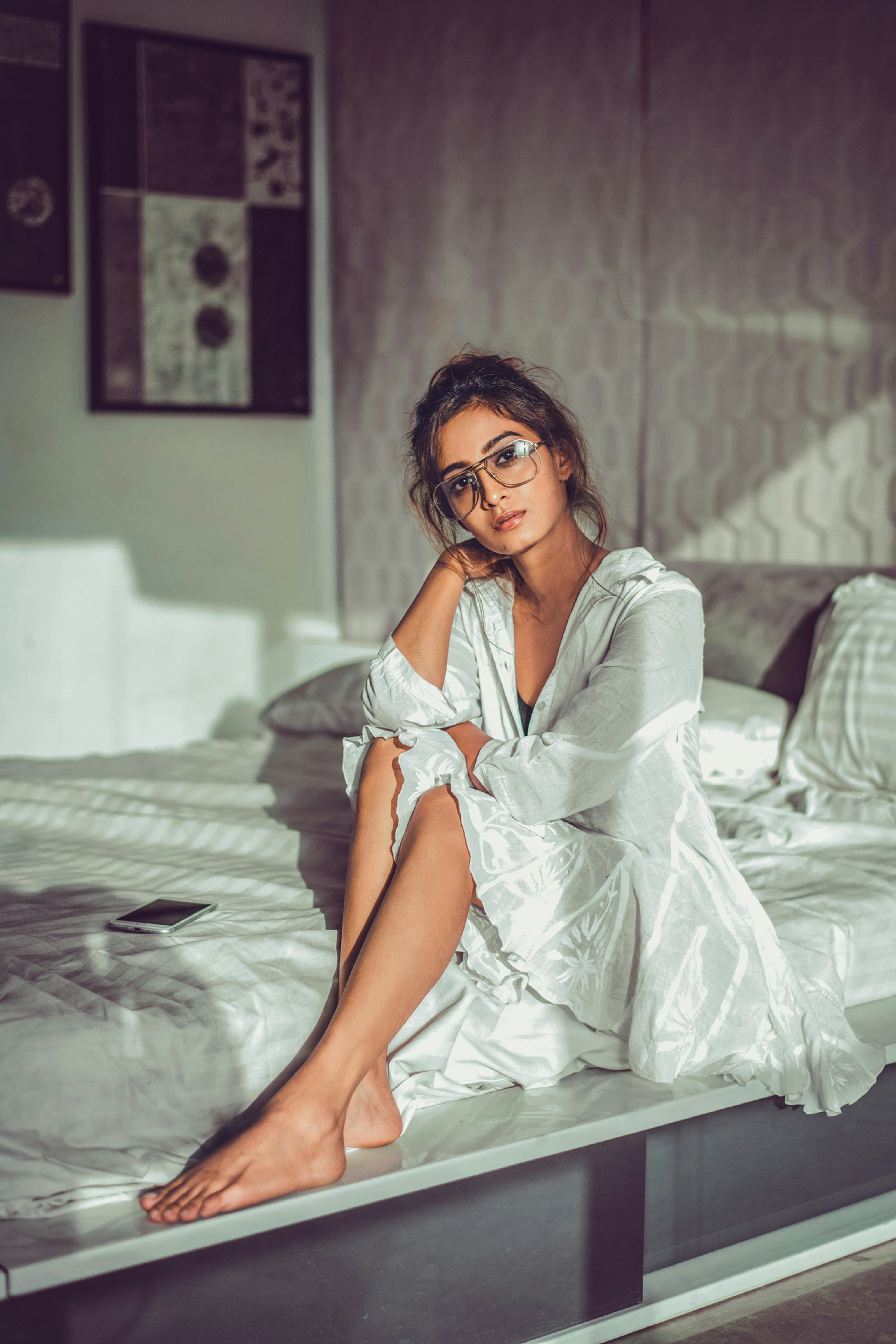 Frau auf dem Bett sitzend | Quelle: Unsplash