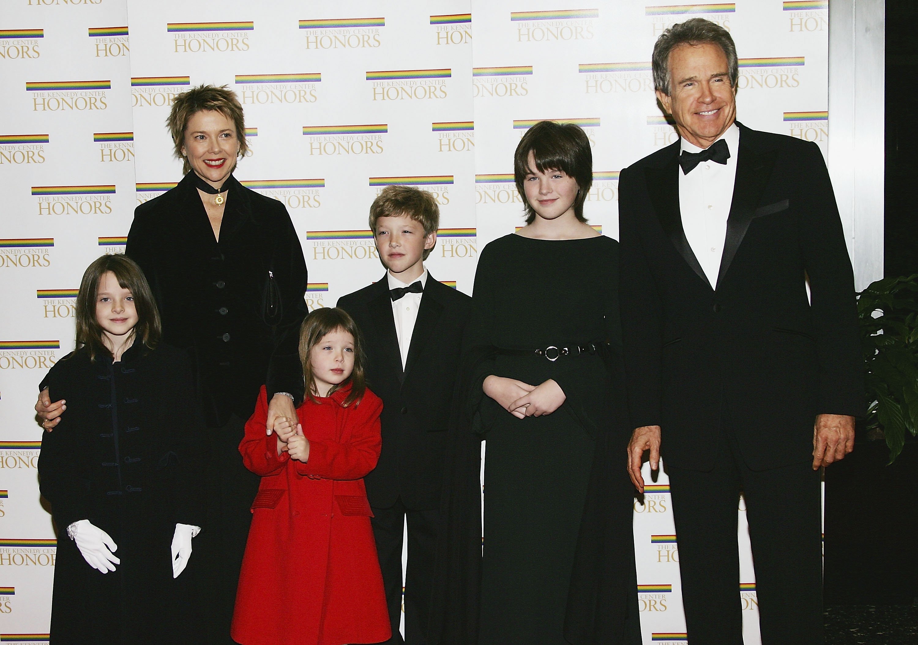 Warren Beatty und Annette Bening mit ihren 4 Kindern im Jahr 2000 I Quelle: Getty Images