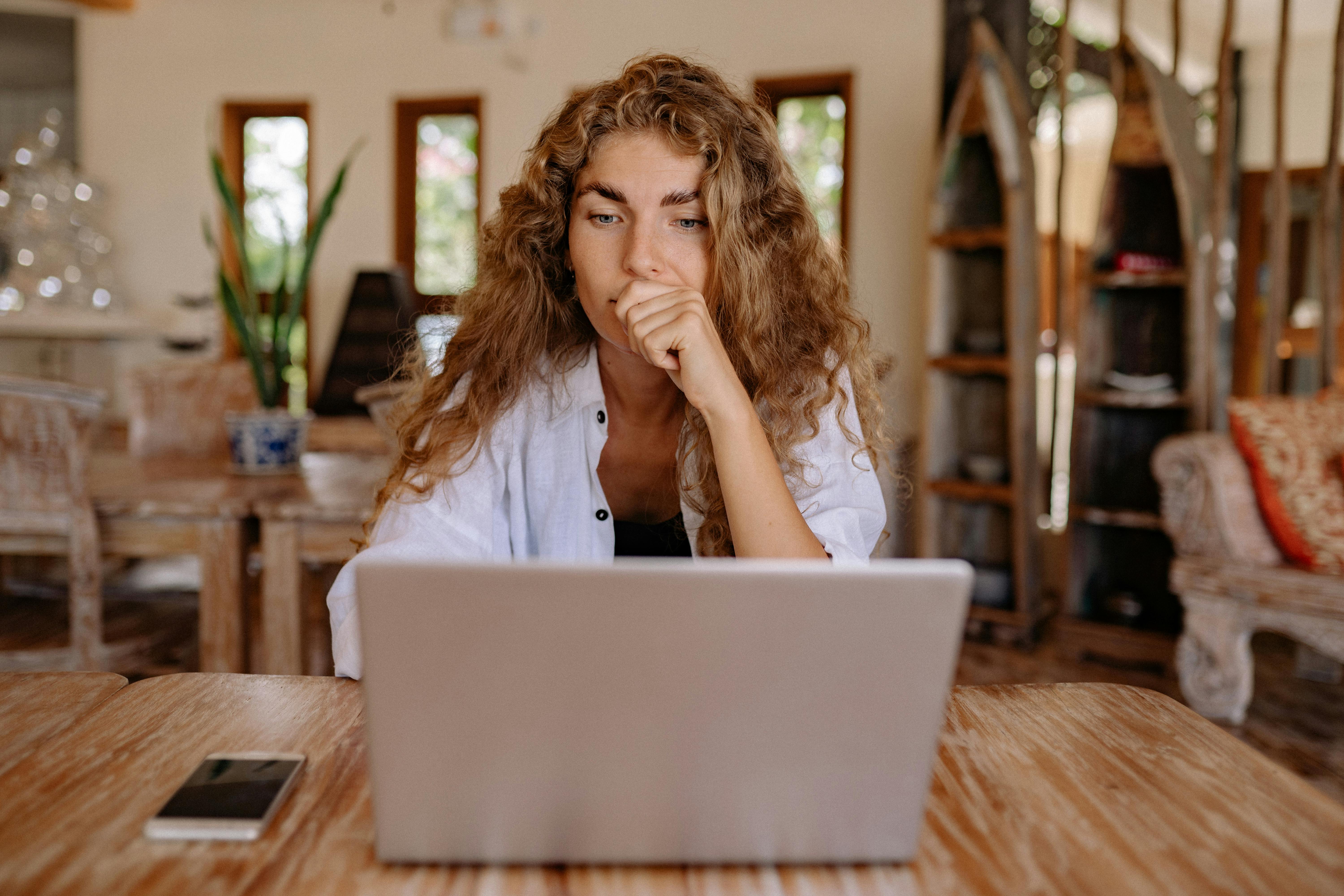 Eine Frau schaut auf einen Laptop-Bildschirm | Quelle: Pexels