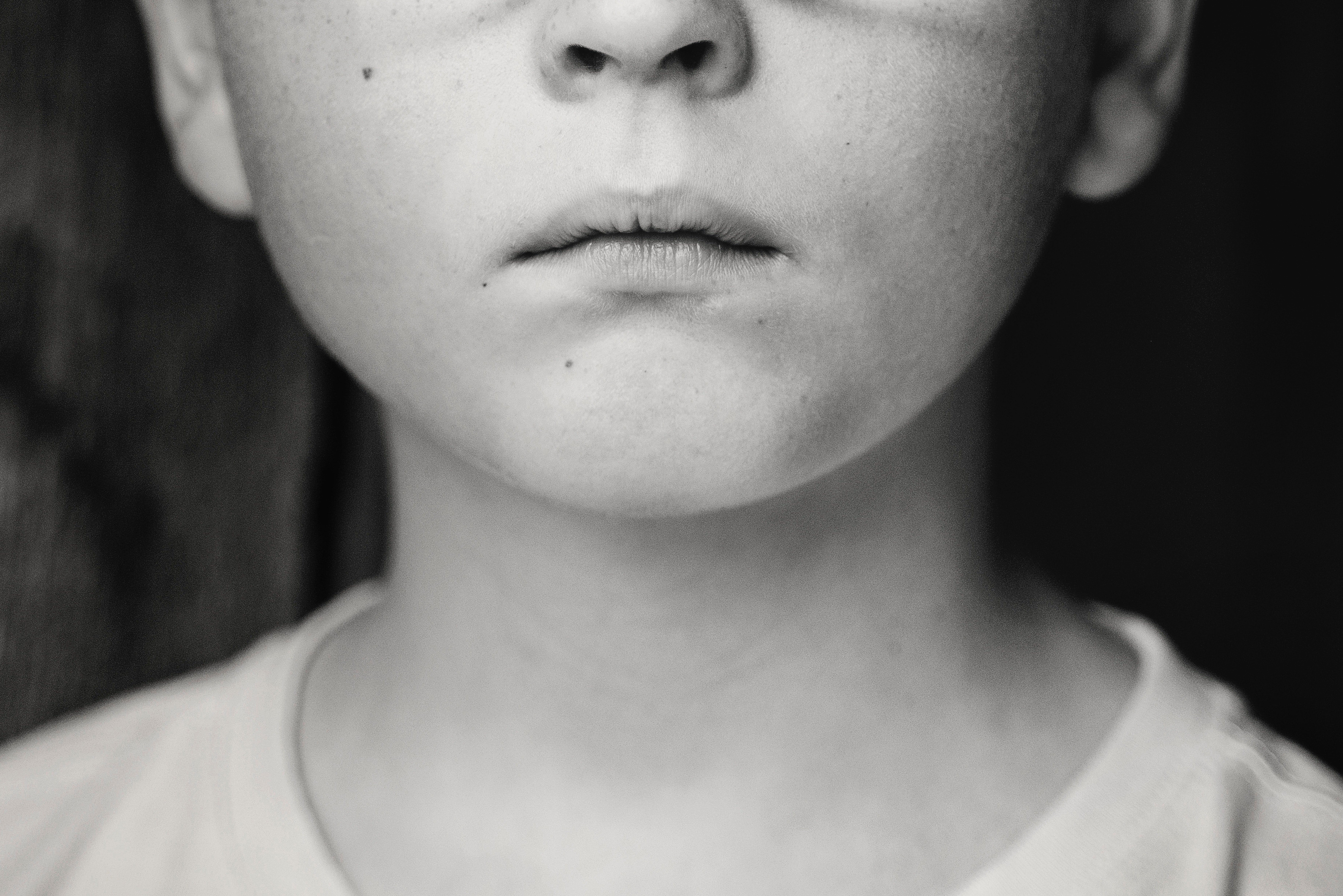 Schwarz-Weiß-Bild eines traurigen Jungen | Quelle: Pexels