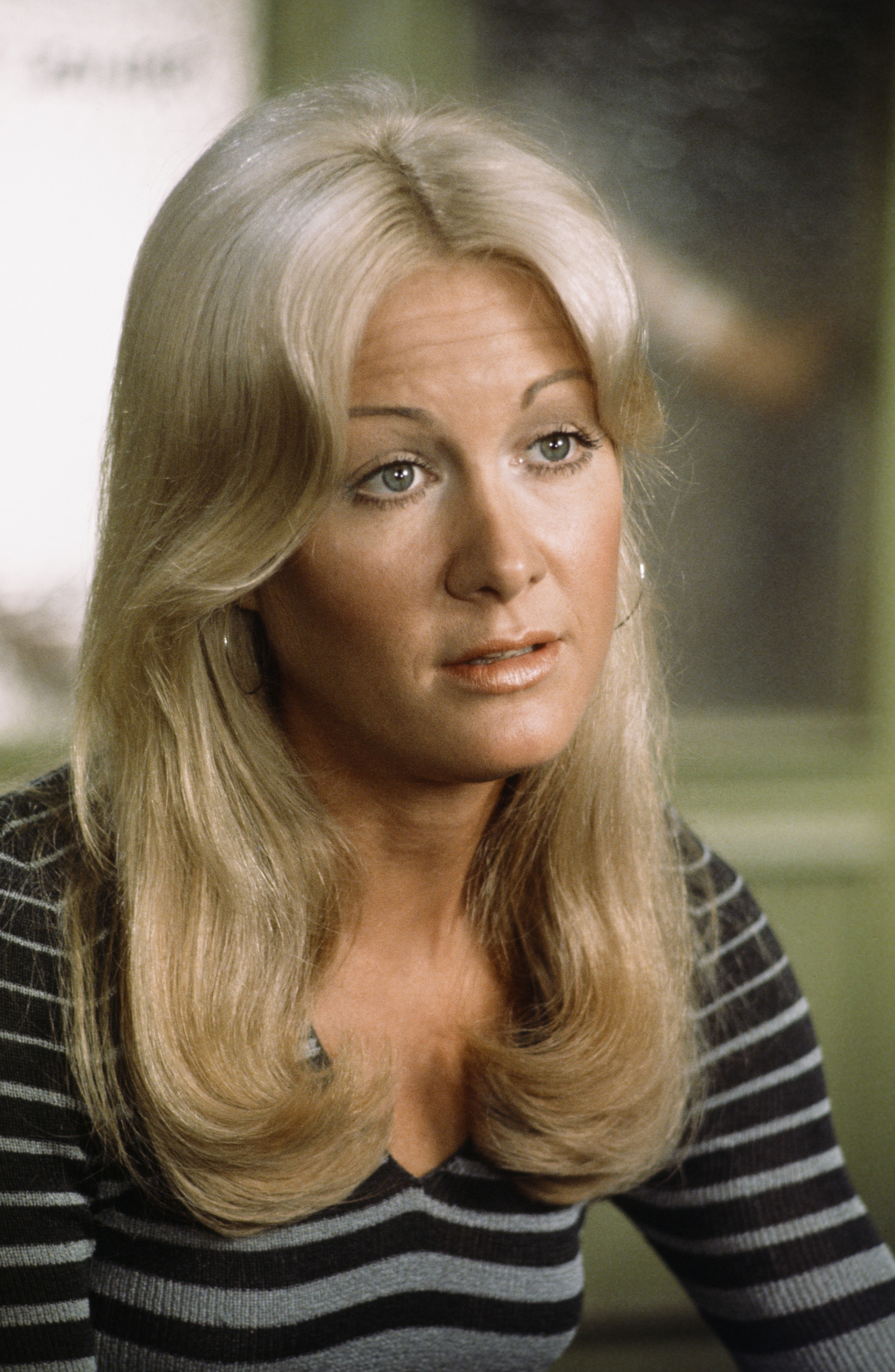 Joan Van Ark in "Auferstehung in Schwarz-Weiß" im Jahr 1975. | Quelle: Getty Images