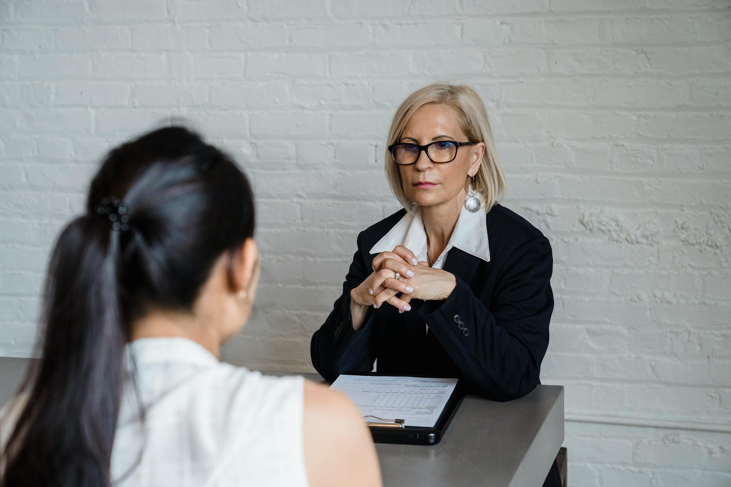 Eine Frau bei einem Vorstellungsgespräch | Quelle: Pexels