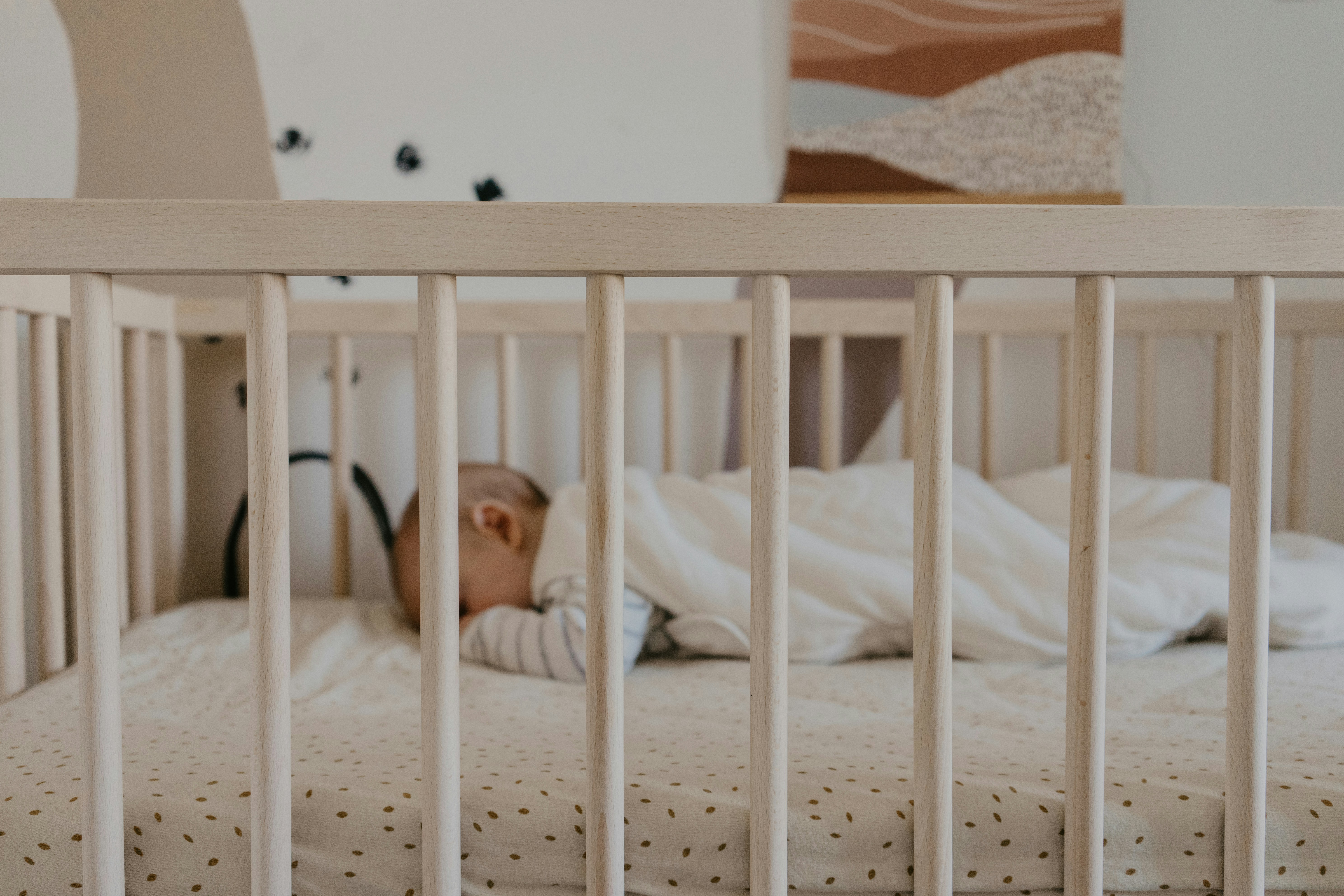 Ein schlafendes Baby in einem Kinderbett | Quelle: Unsplash