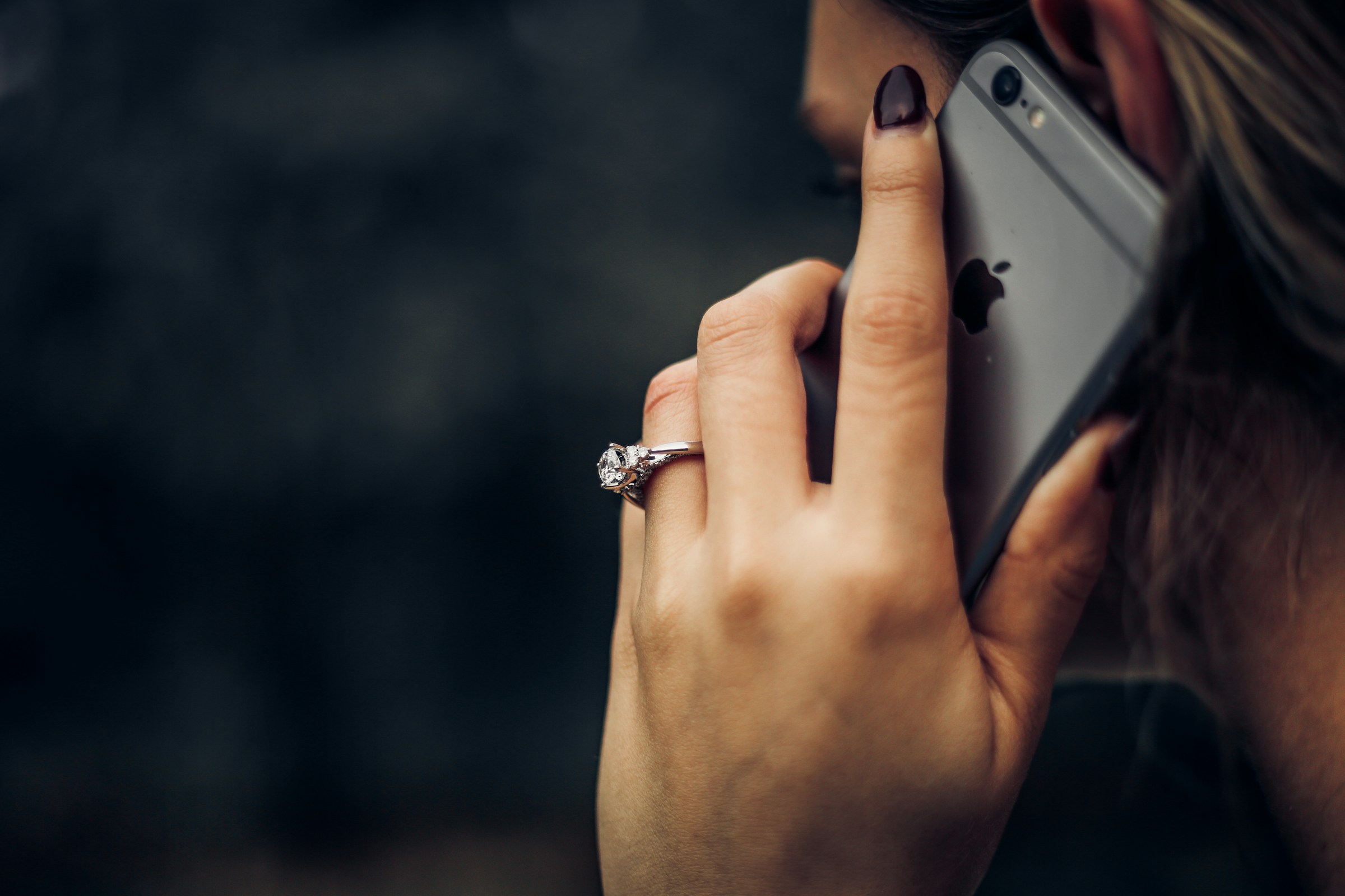 Eine Frau beim Telefonieren | Quelle: Unsplash