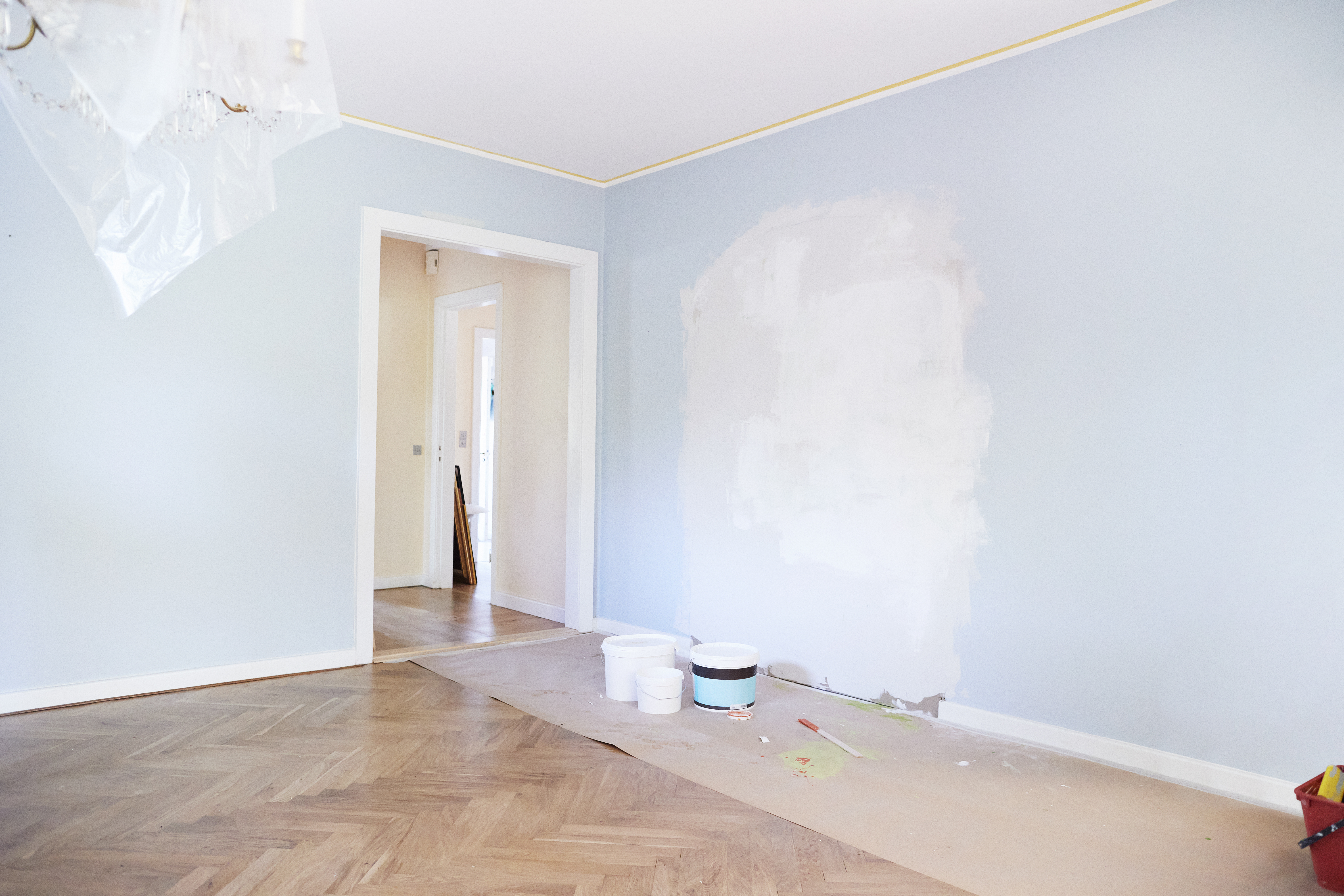 Ein renoviertes Wohnzimmer mit frisch gestrichenen Wänden | Quelle: Getty Images