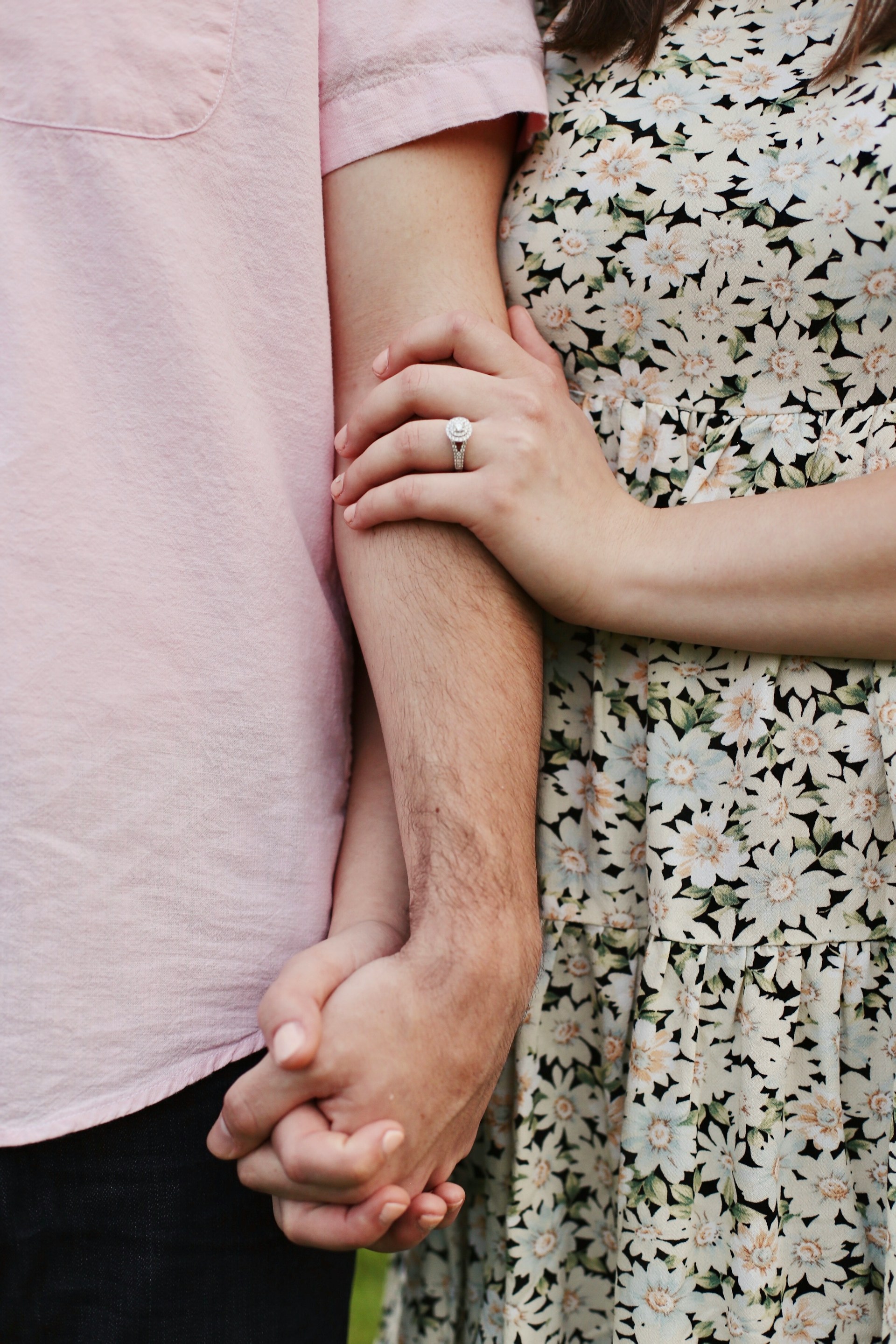 Ein Paar, das sich an den Händen hält | Quelle: Unsplash